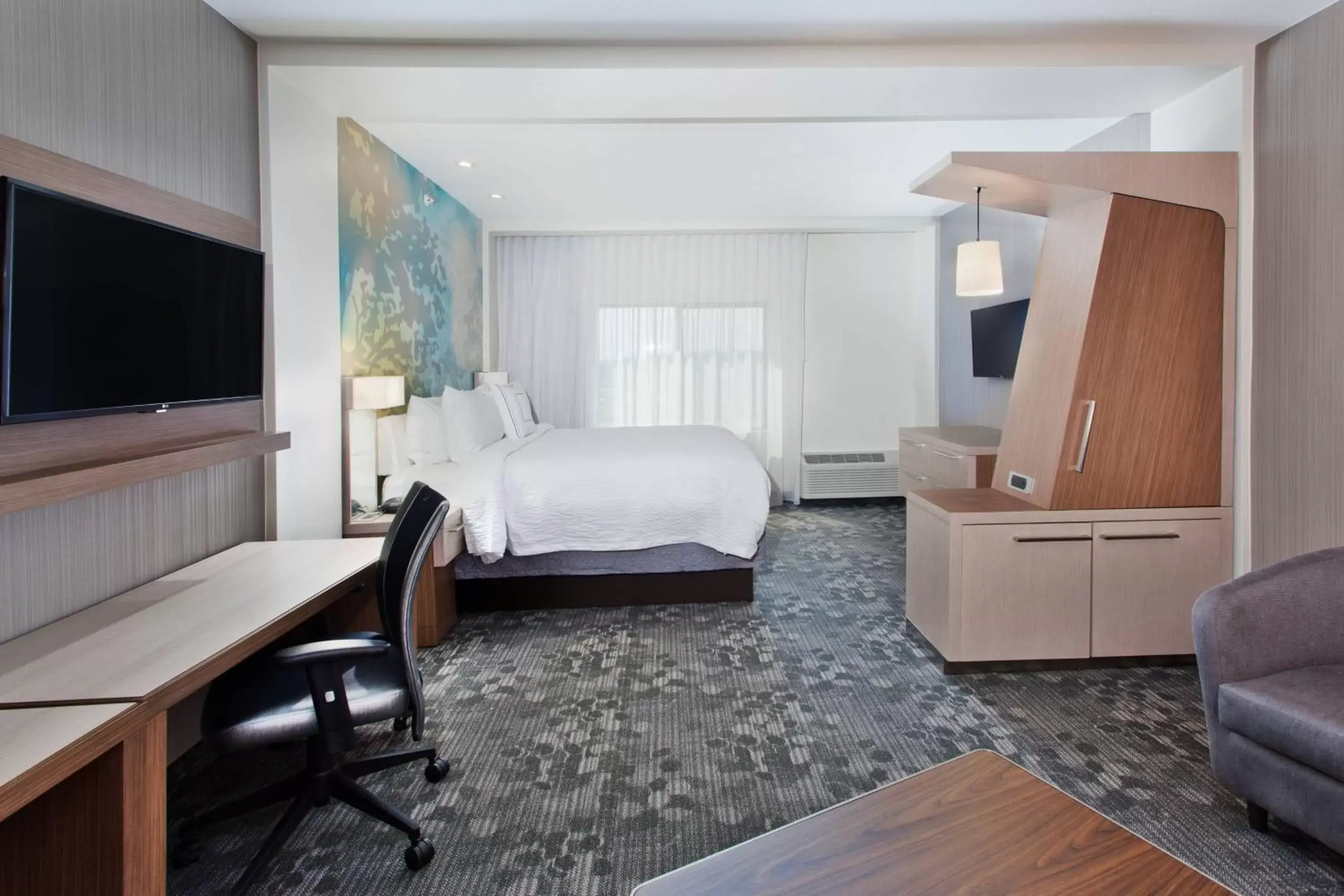 Living room, TV/Entertainment Center in Courtyard by Marriott Auburn