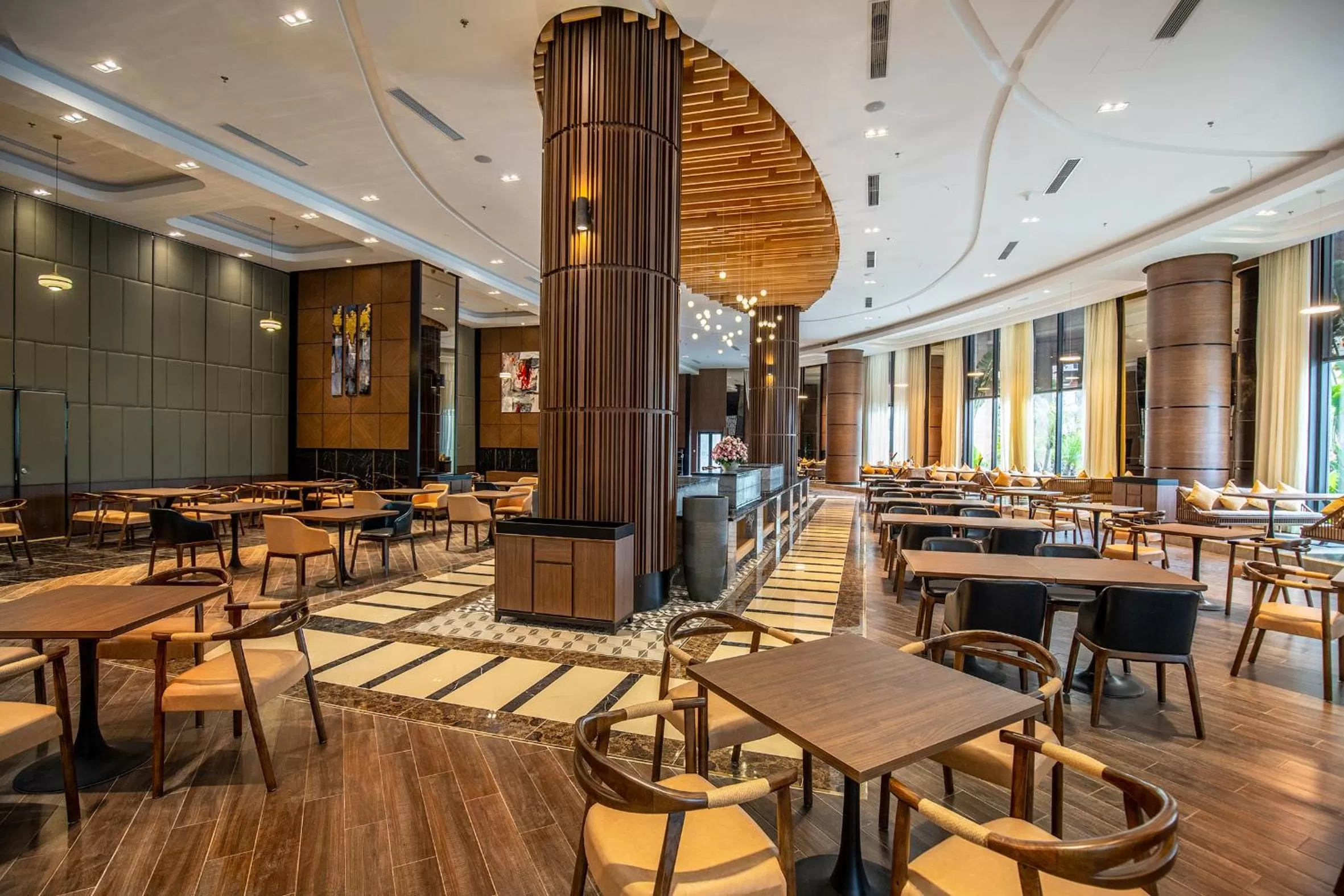 Restaurant/places to eat in Ramada Hotel & Suites by Wyndham Halong Bay View