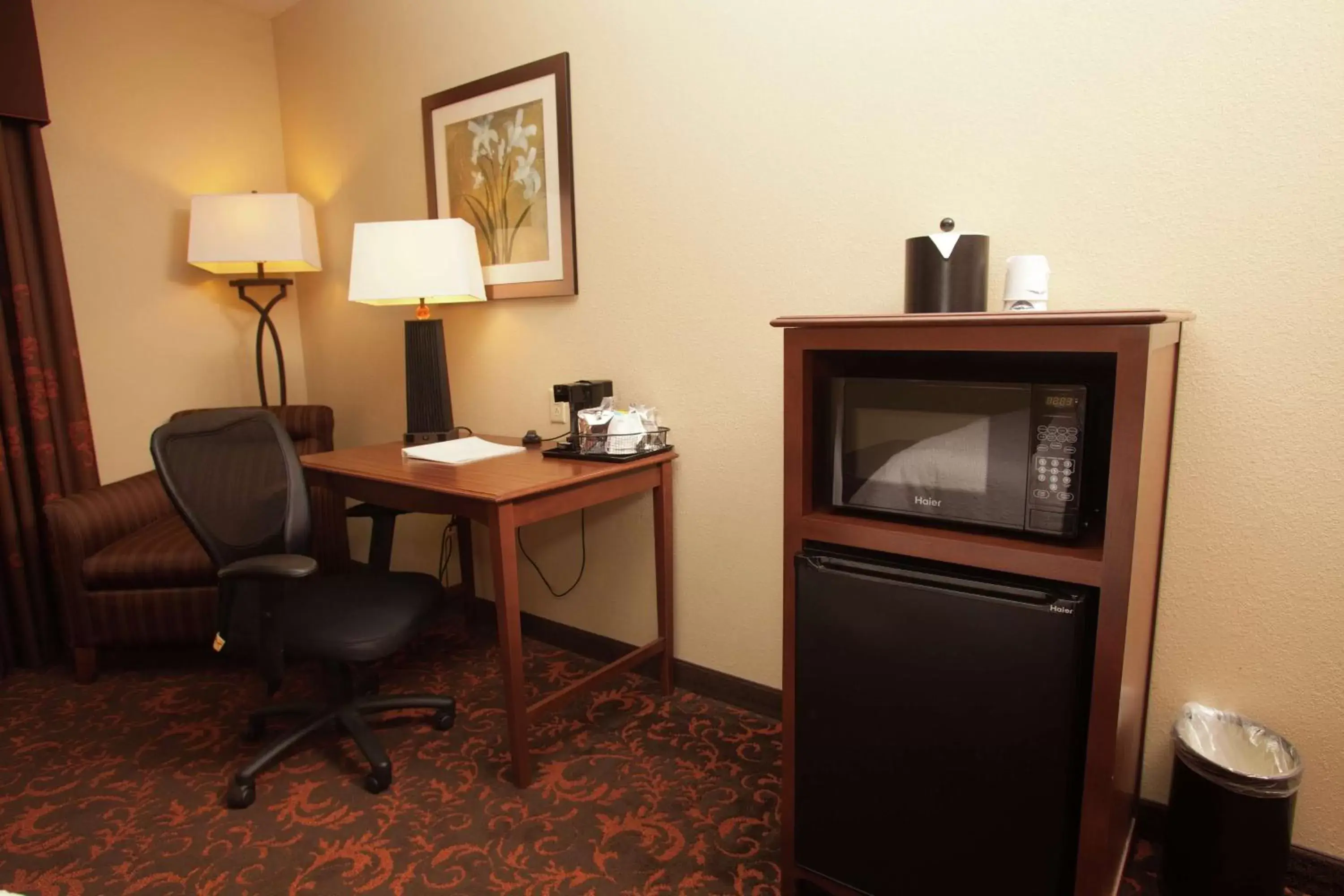 Bedroom, TV/Entertainment Center in Hampton Inn Elmira/Horseheads