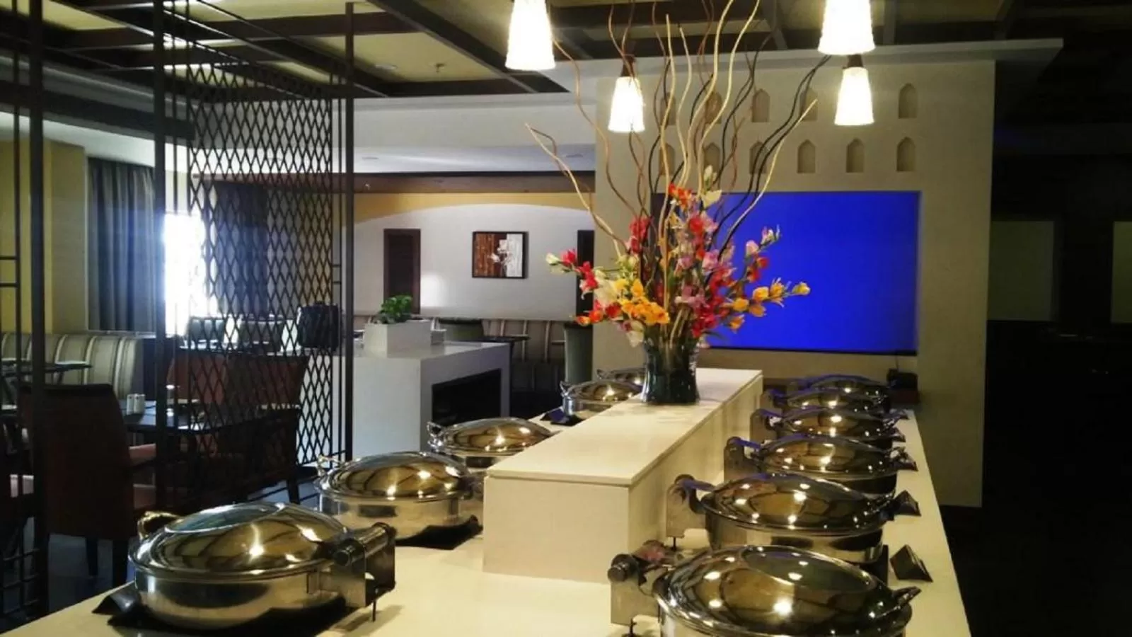 Restaurant/places to eat in Hotel Abigail Goradia's