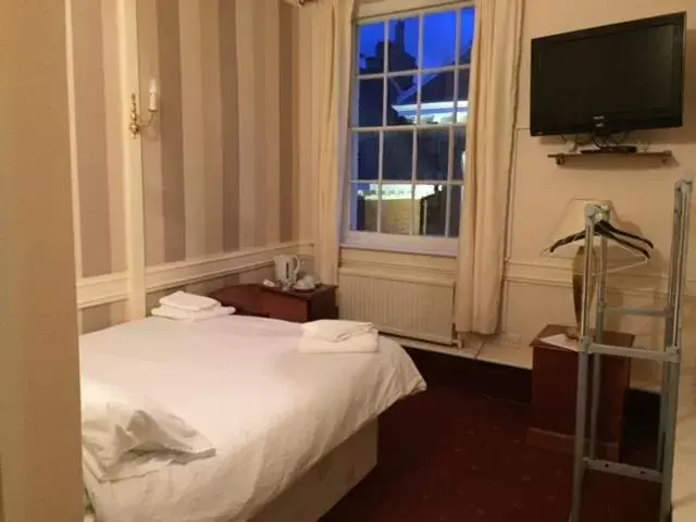 Photo of the whole room, Bed in The Royal Victoria & Bull Hotel