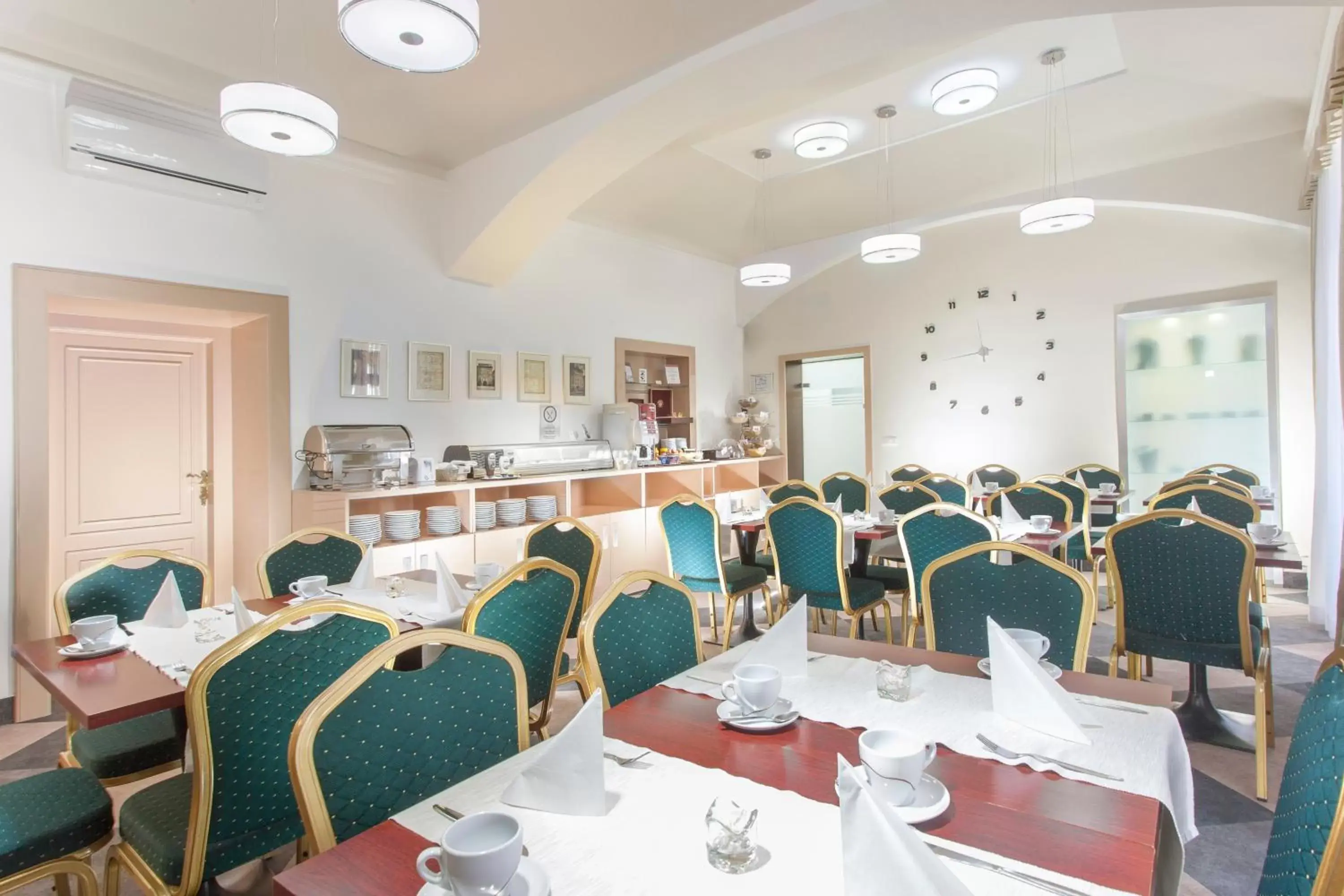 Dining area, Restaurant/Places to Eat in Hotel Lunik