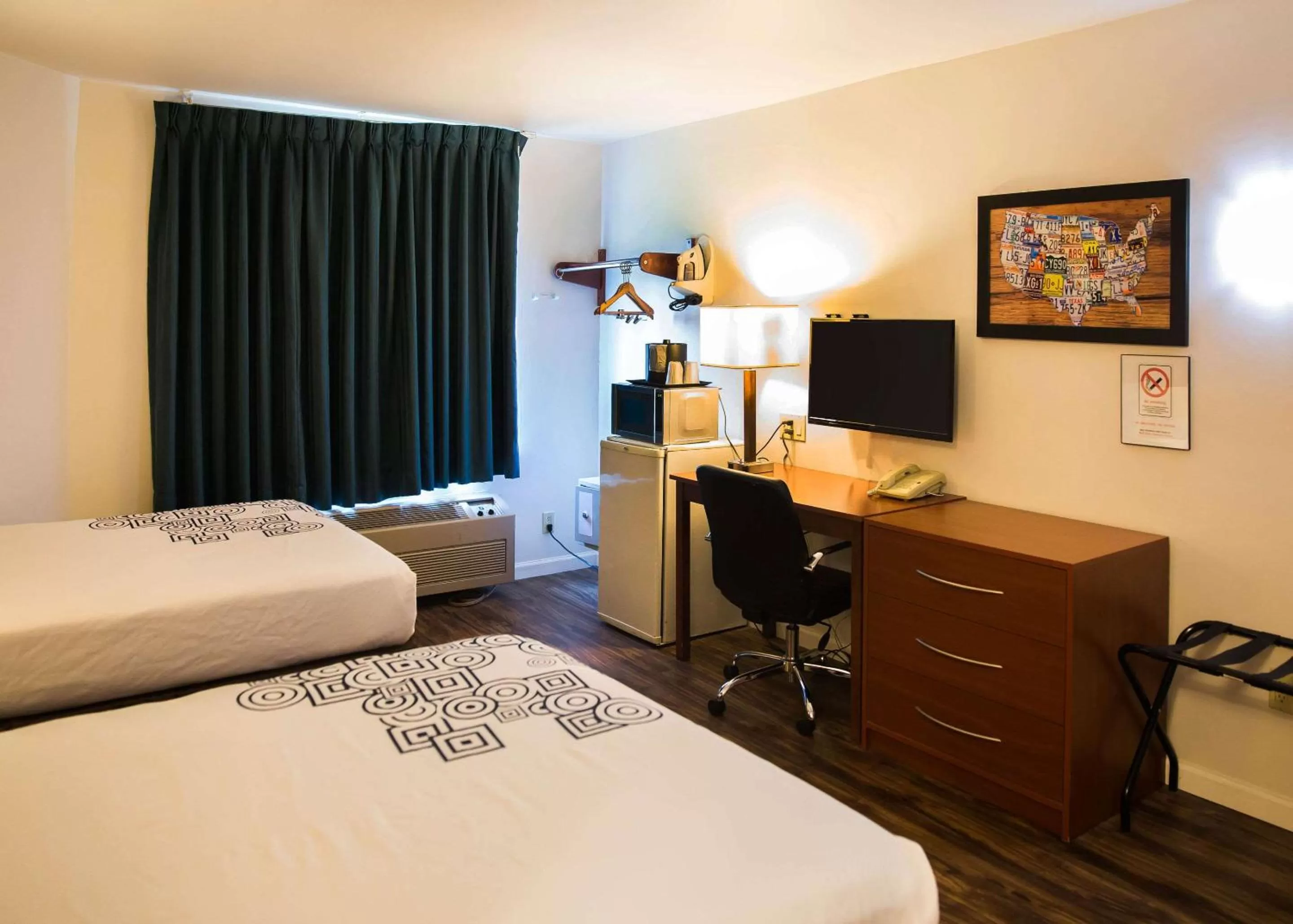 Photo of the whole room, Bed in Econo Lodge Harrisburg - Hershey North