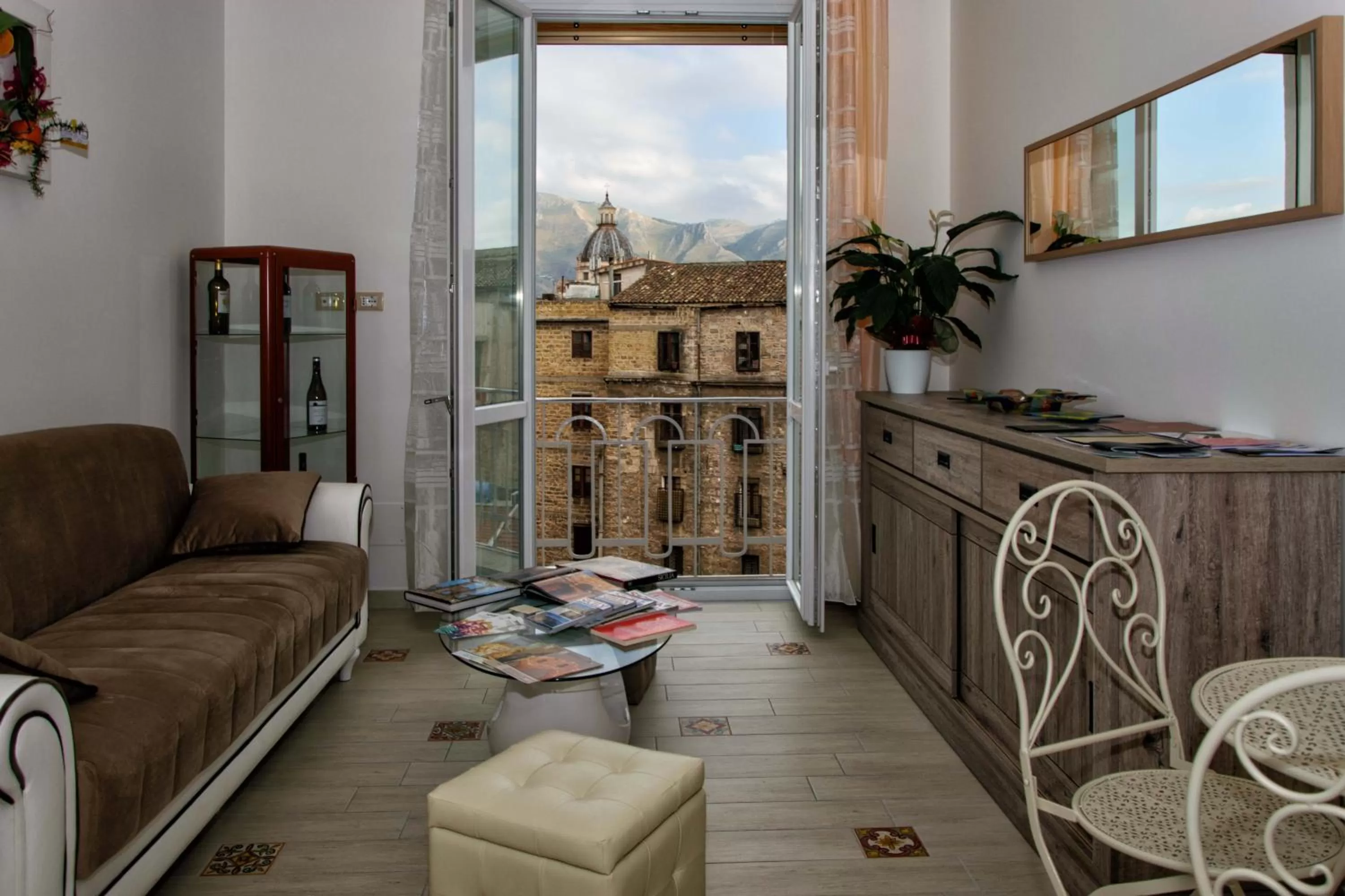 Library in Le Cupole Decò