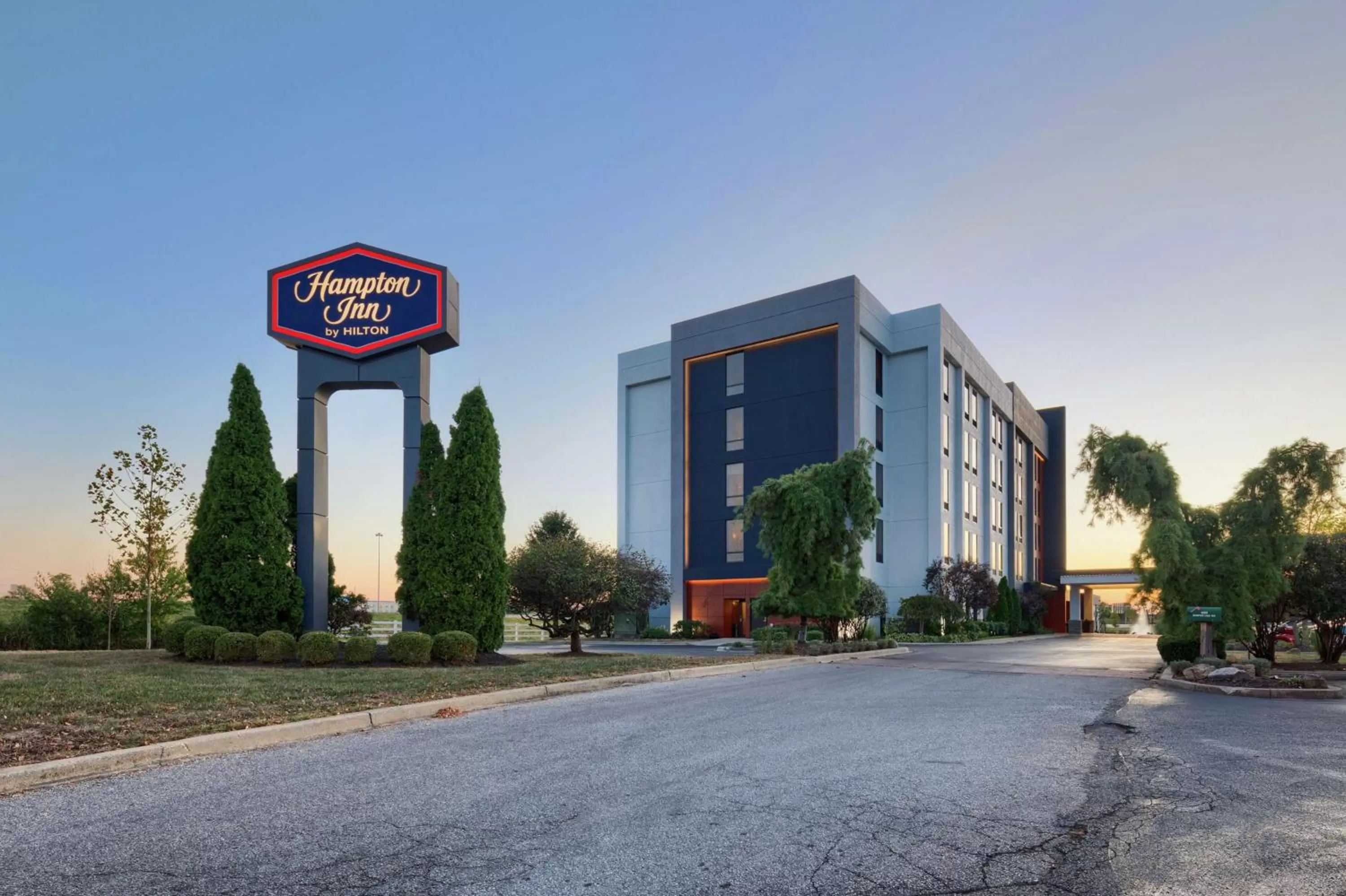 Property building in Hampton Inn Louisville Northeast