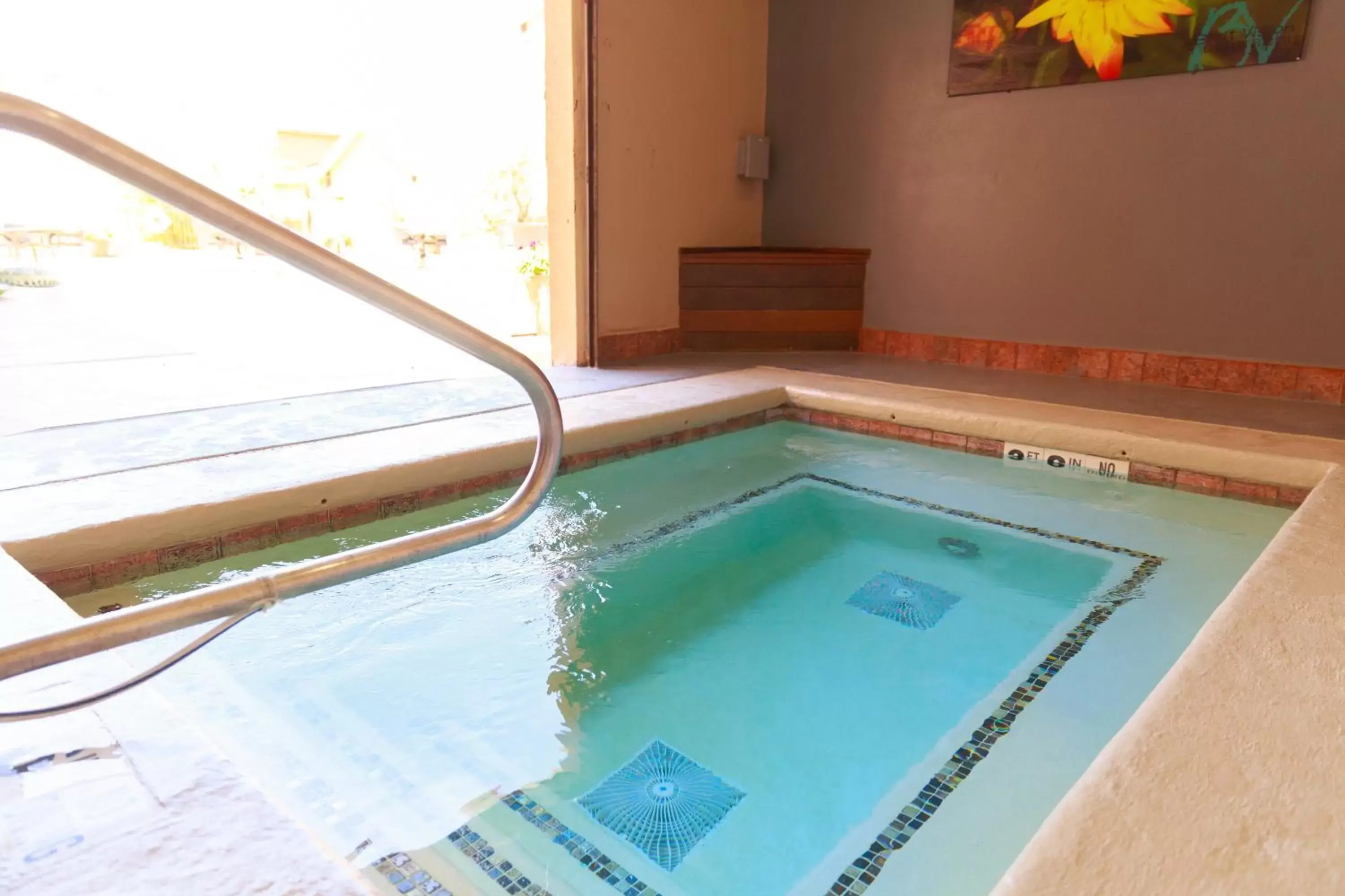 Hot Tub, Swimming Pool in Aarchway Inn