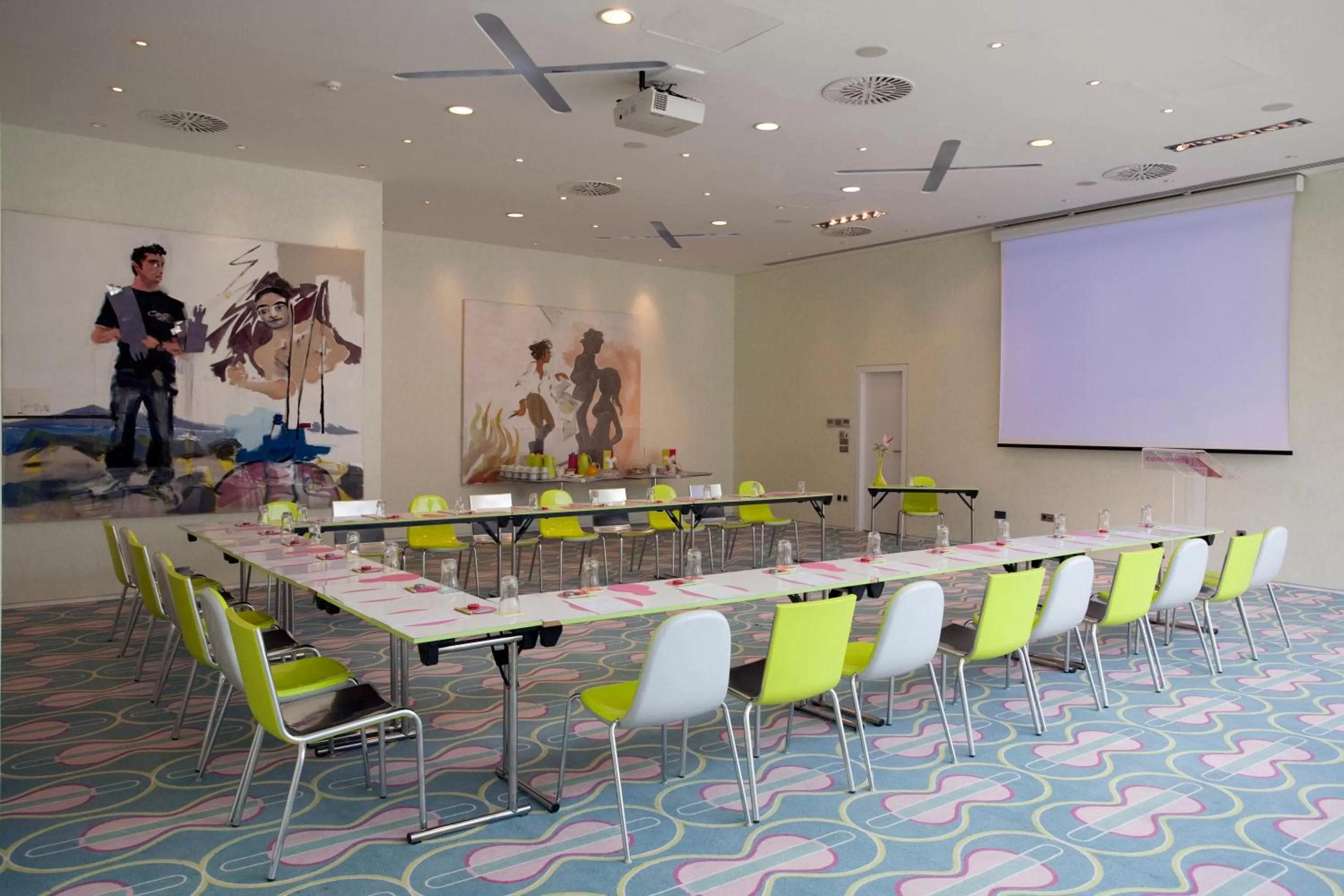 Business facilities in Semiramis