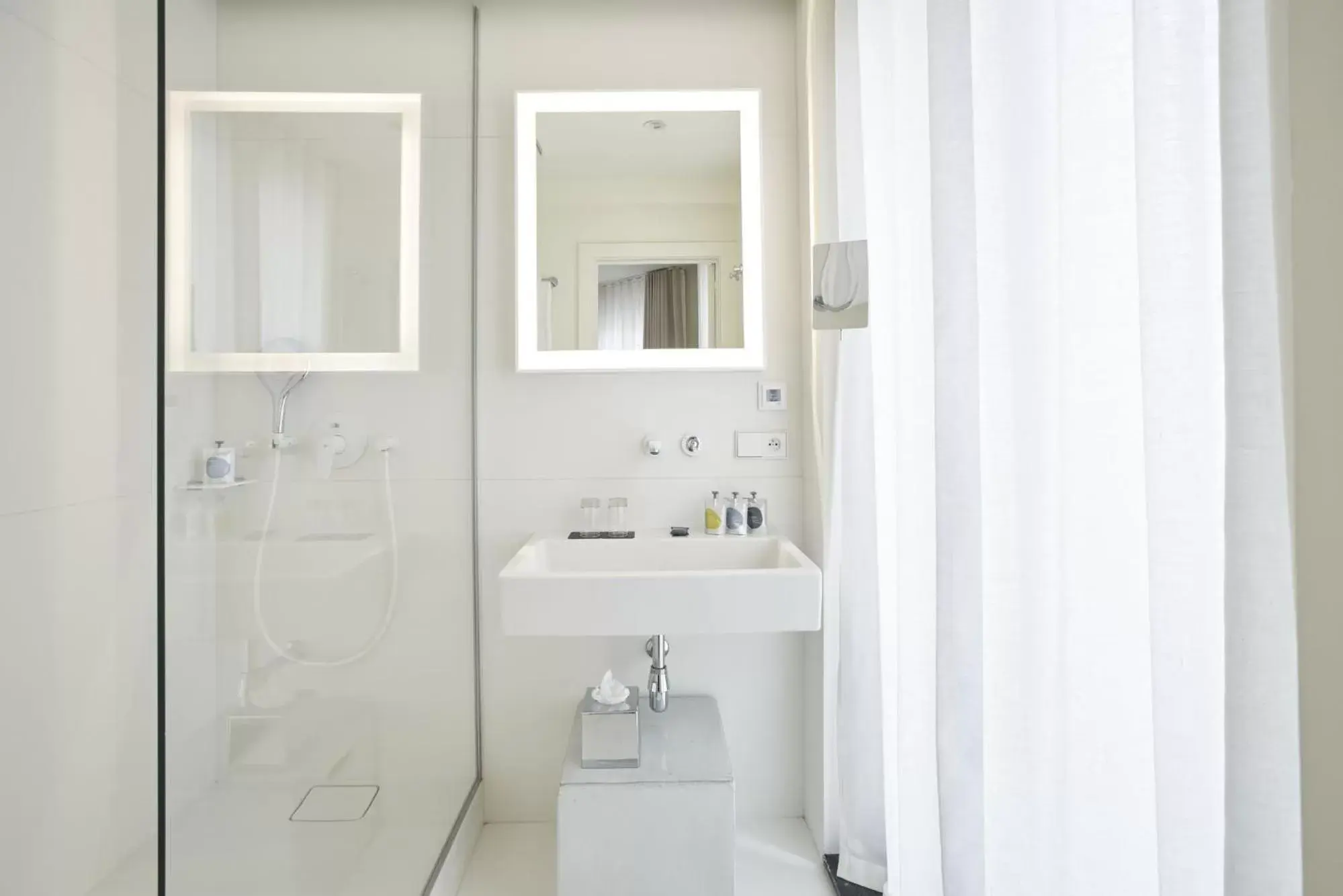 Shower, Bathroom in 9Hotel Sablon