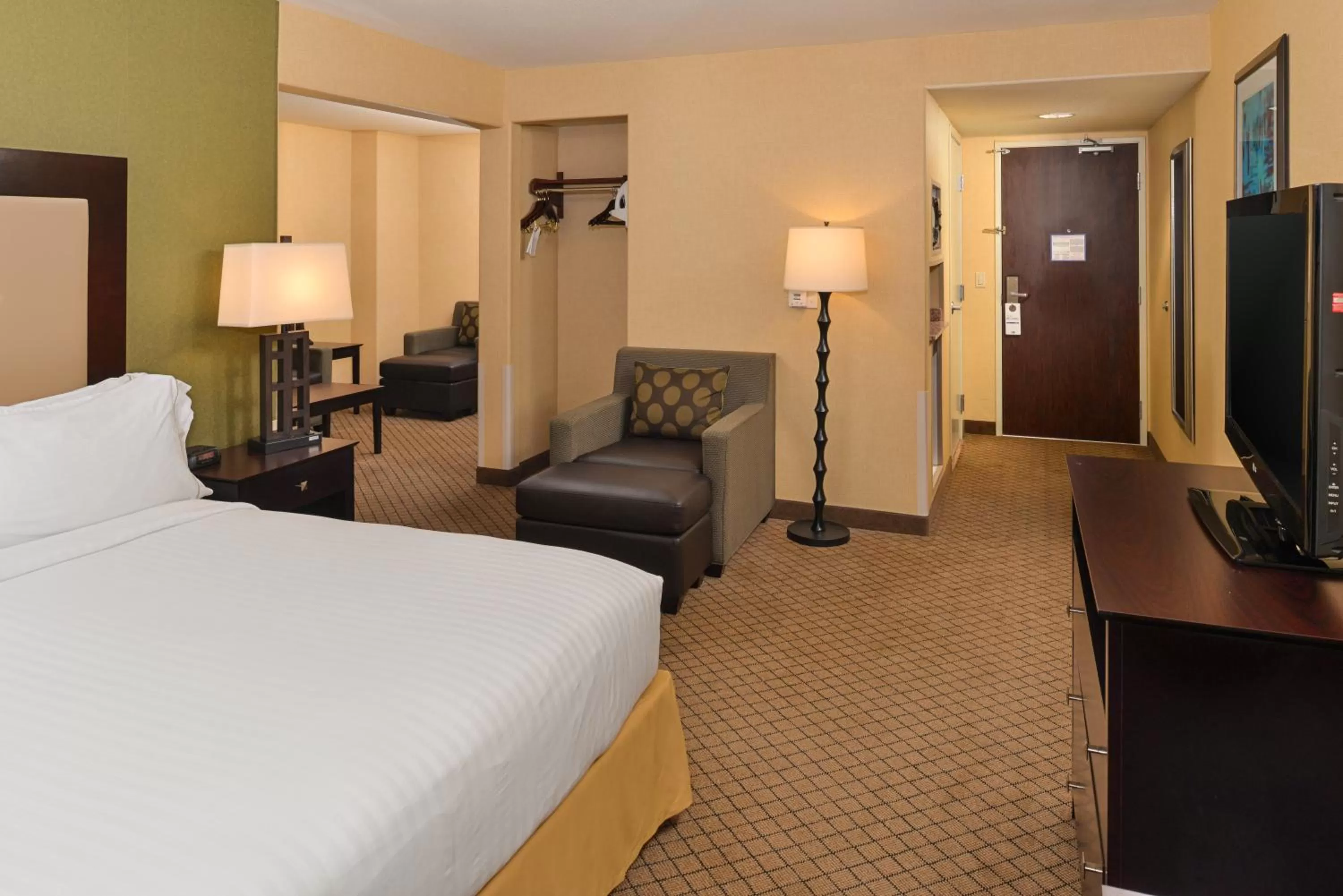 TV and multimedia, Bed in Holiday Inn Express Woodland by IHG