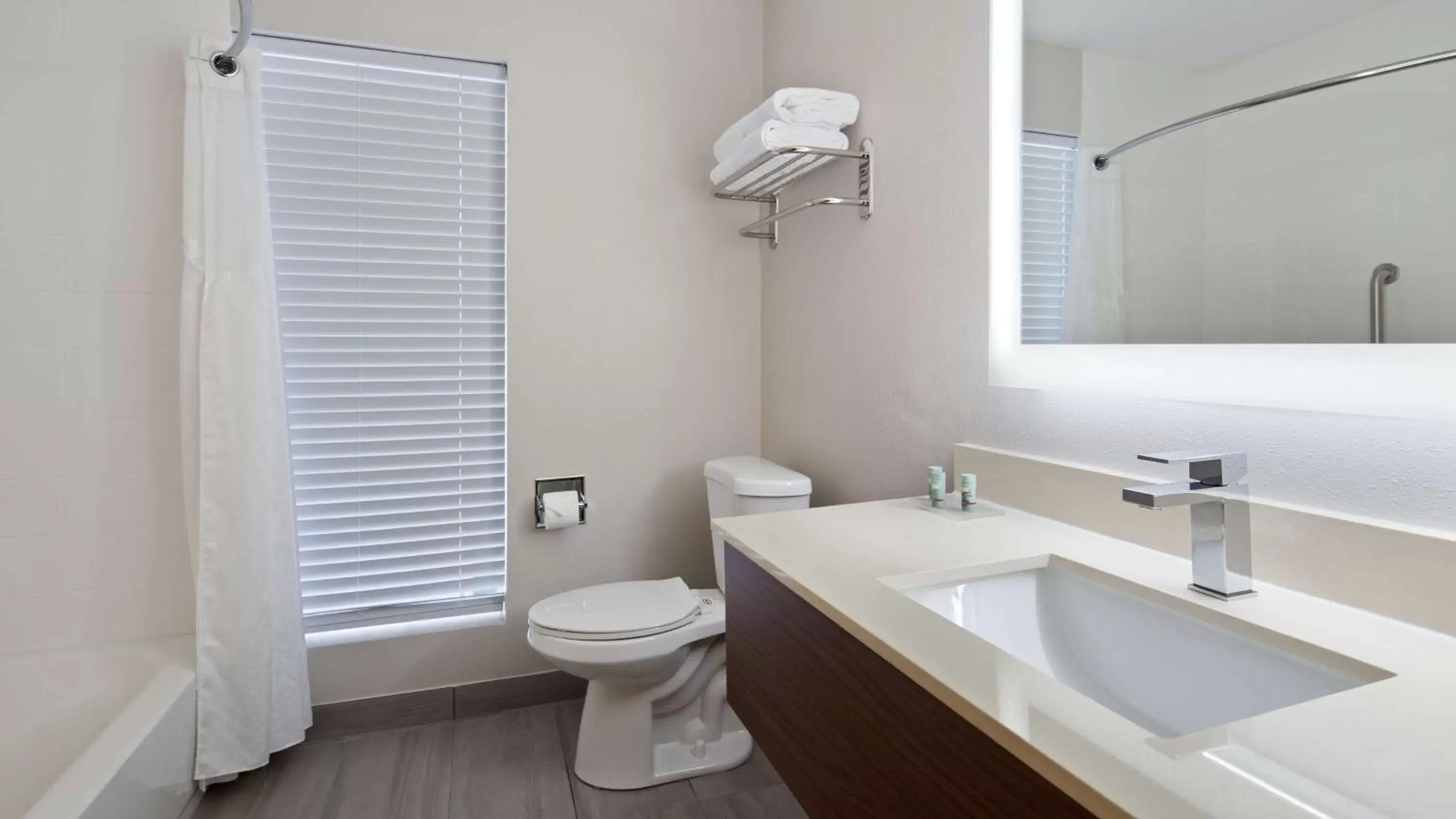 Bathroom in Best Western Niceville - Eglin AFB Hotel