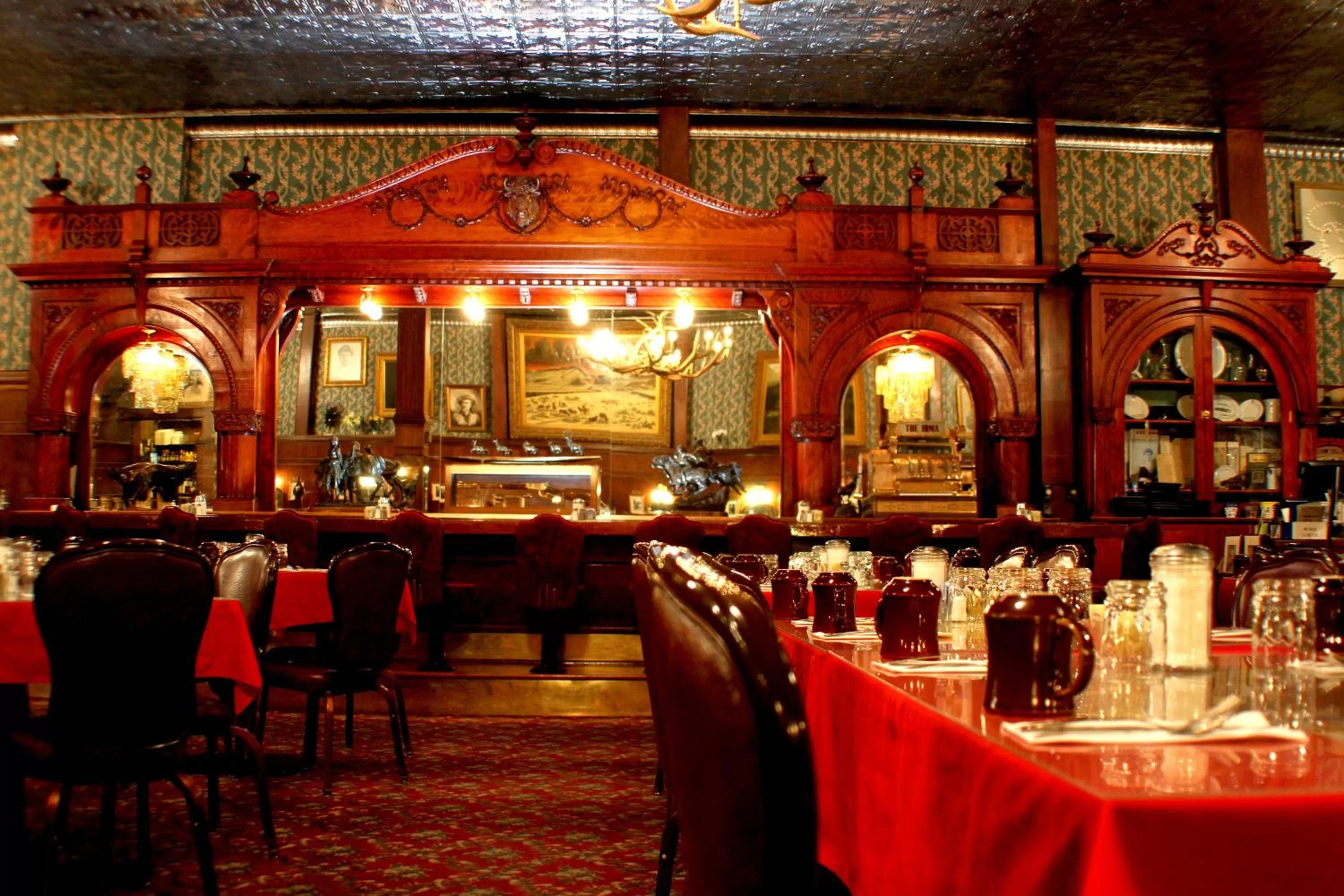 Restaurant/places to eat in Irma Hotel