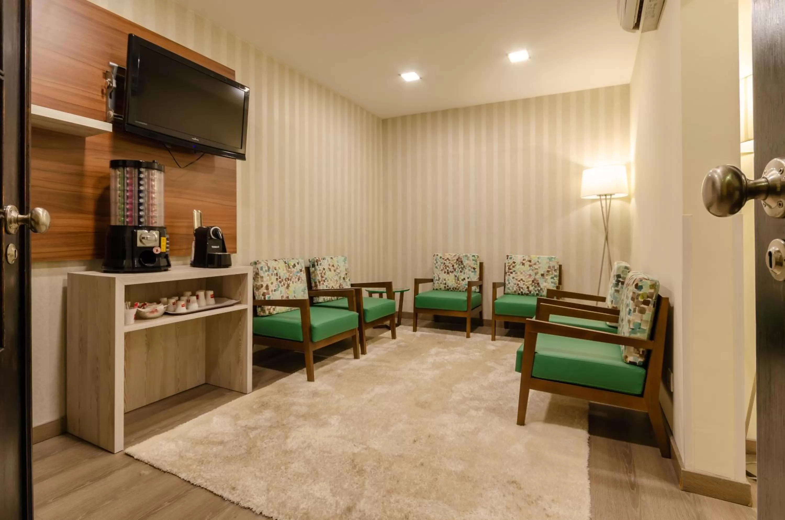 Communal lounge/ TV room in Hotel INN Rossio