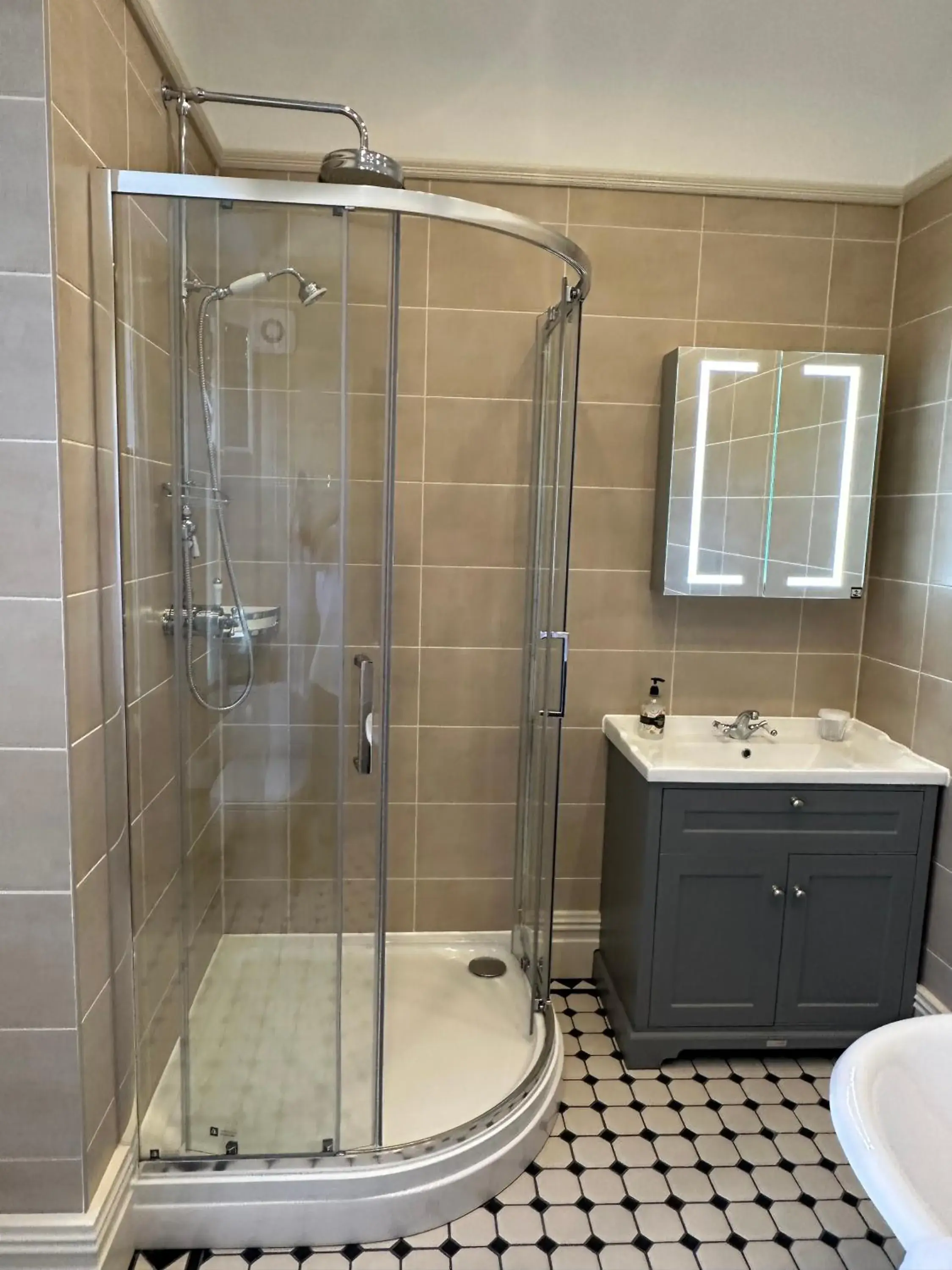 Shower, Bathroom in Chester Court Hotel
