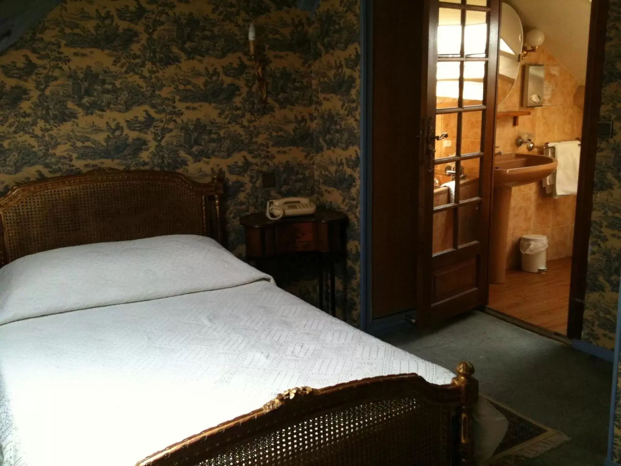 Photo of the whole room, Bed in Hotel Dandy Rouen centre