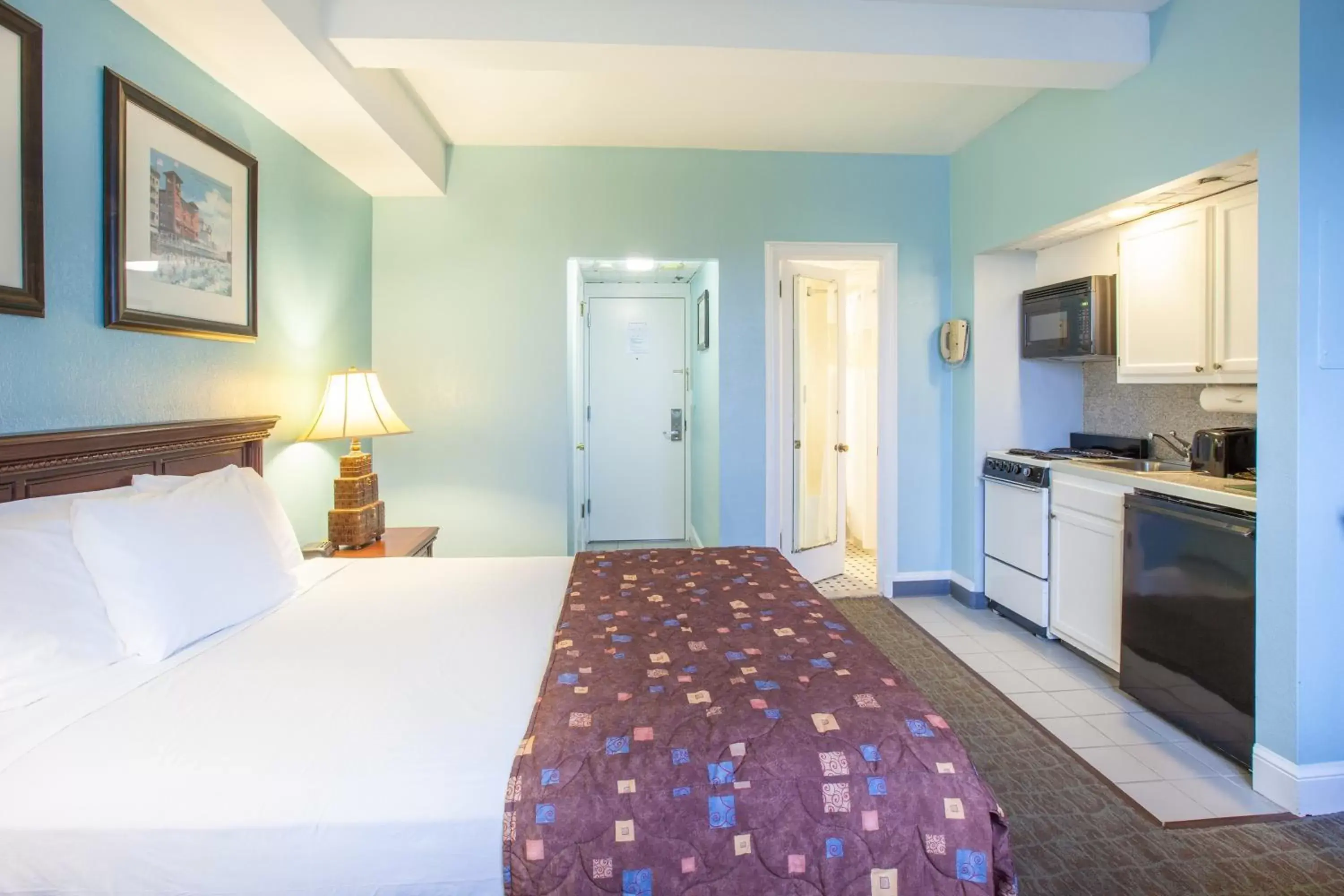 Bedroom, Kitchen/Kitchenette in Legacy Vacation Resorts - Brigantine Beach