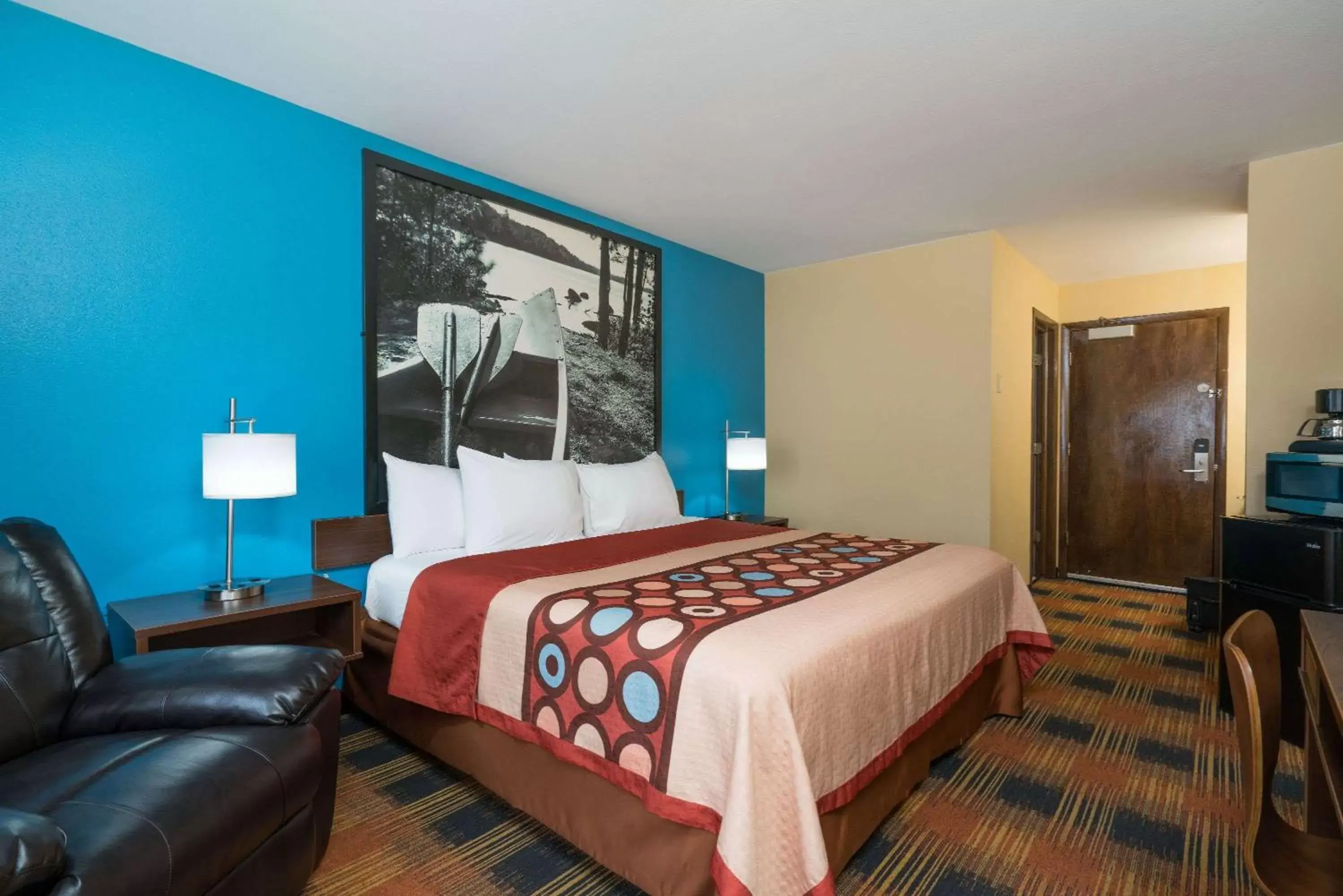 Photo of the whole room, Bed in Super 8 by Wyndham Rochester Mayo Clinic Area