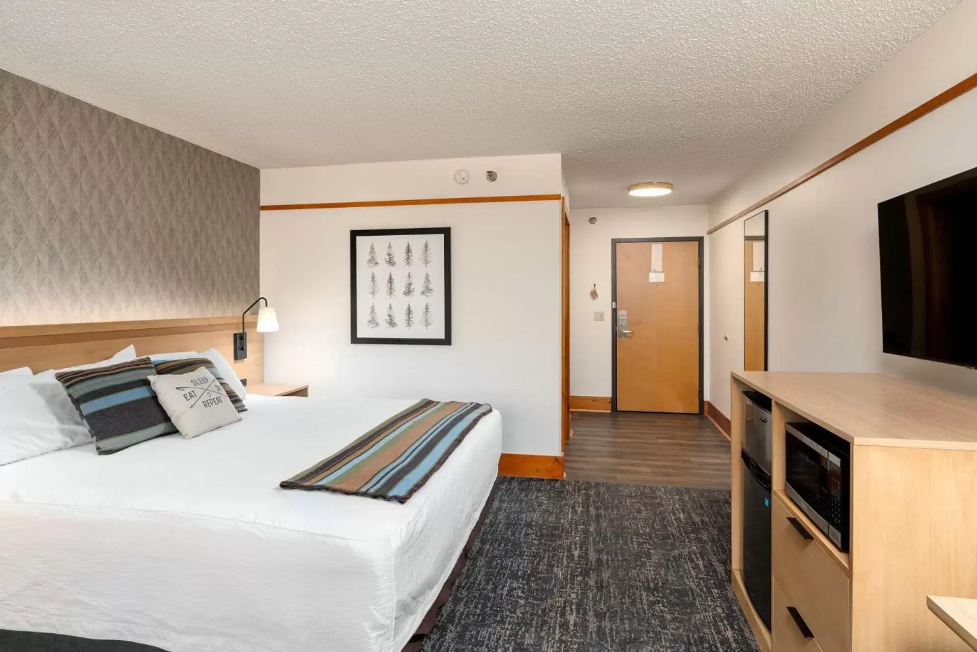 Bedroom, TV/Entertainment Center in Caribou Highlands Lodge