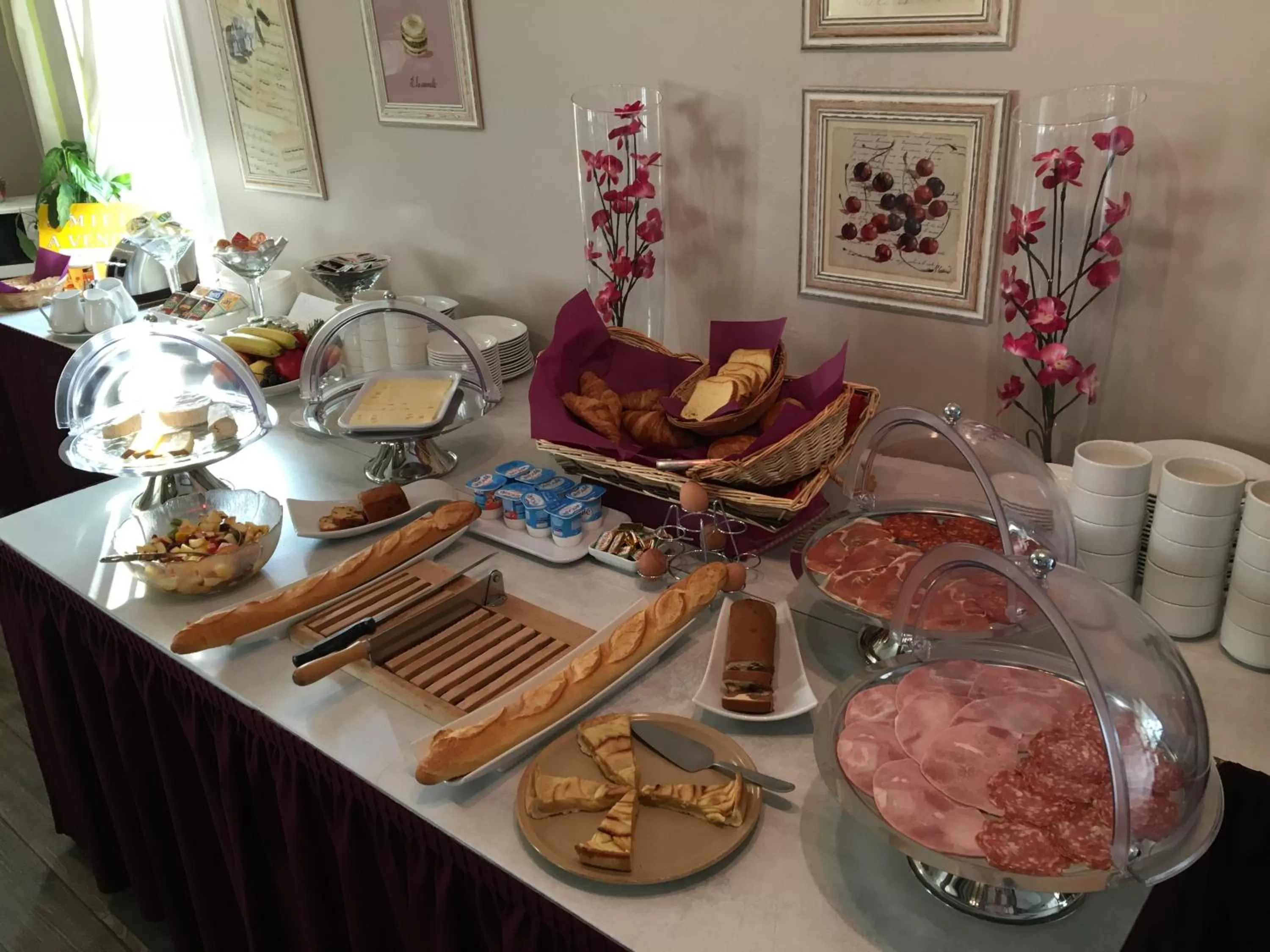 Buffet breakfast in Logis Hôtel Les Nymphéas