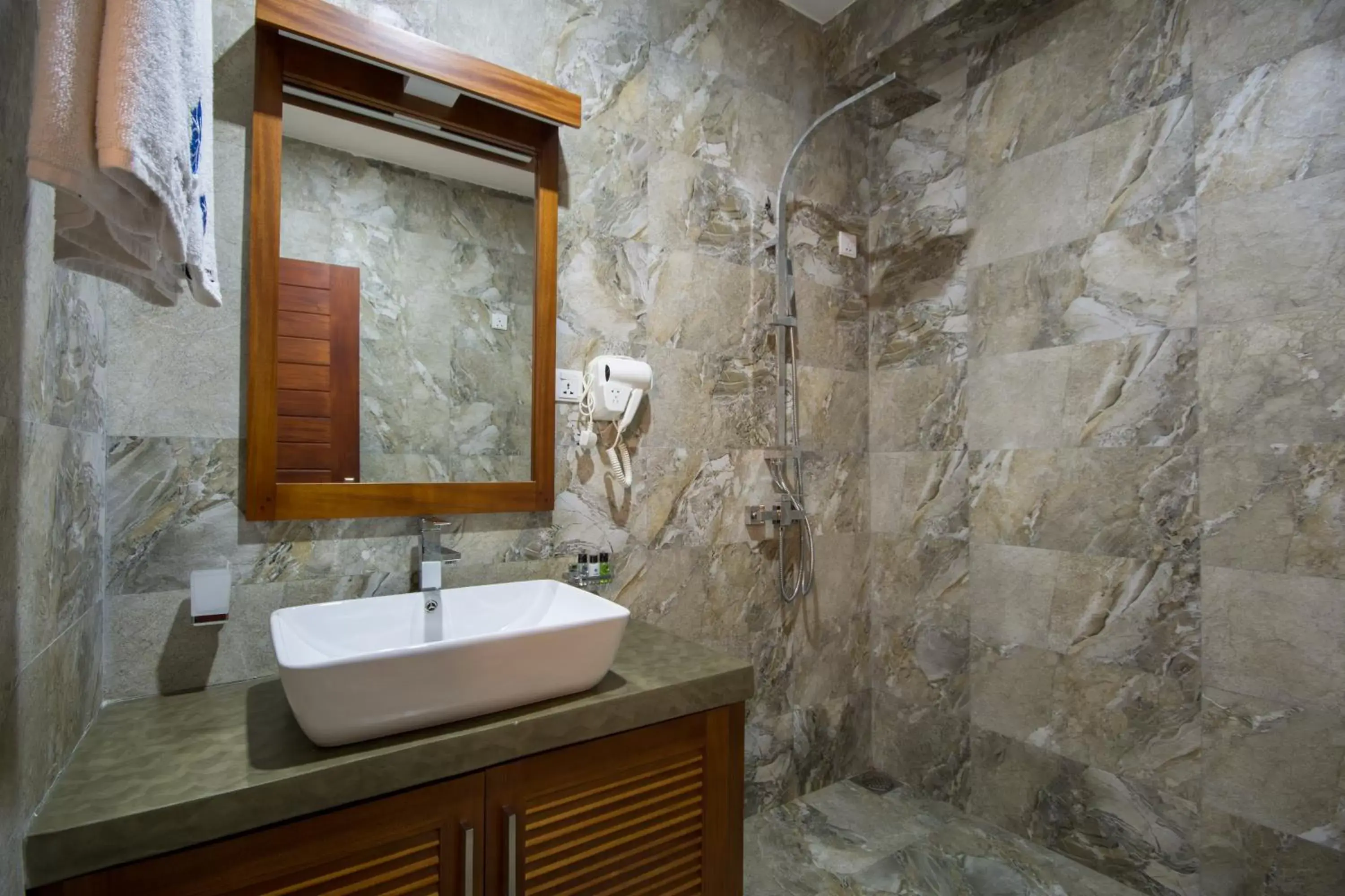 Bathroom in Ceyloni City Hotel