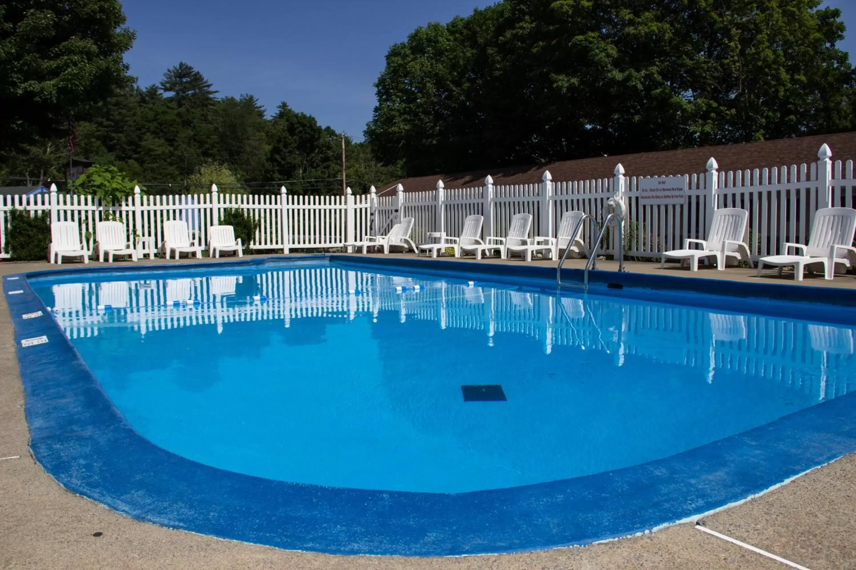 Swimming Pool in Fran Cove Motel
