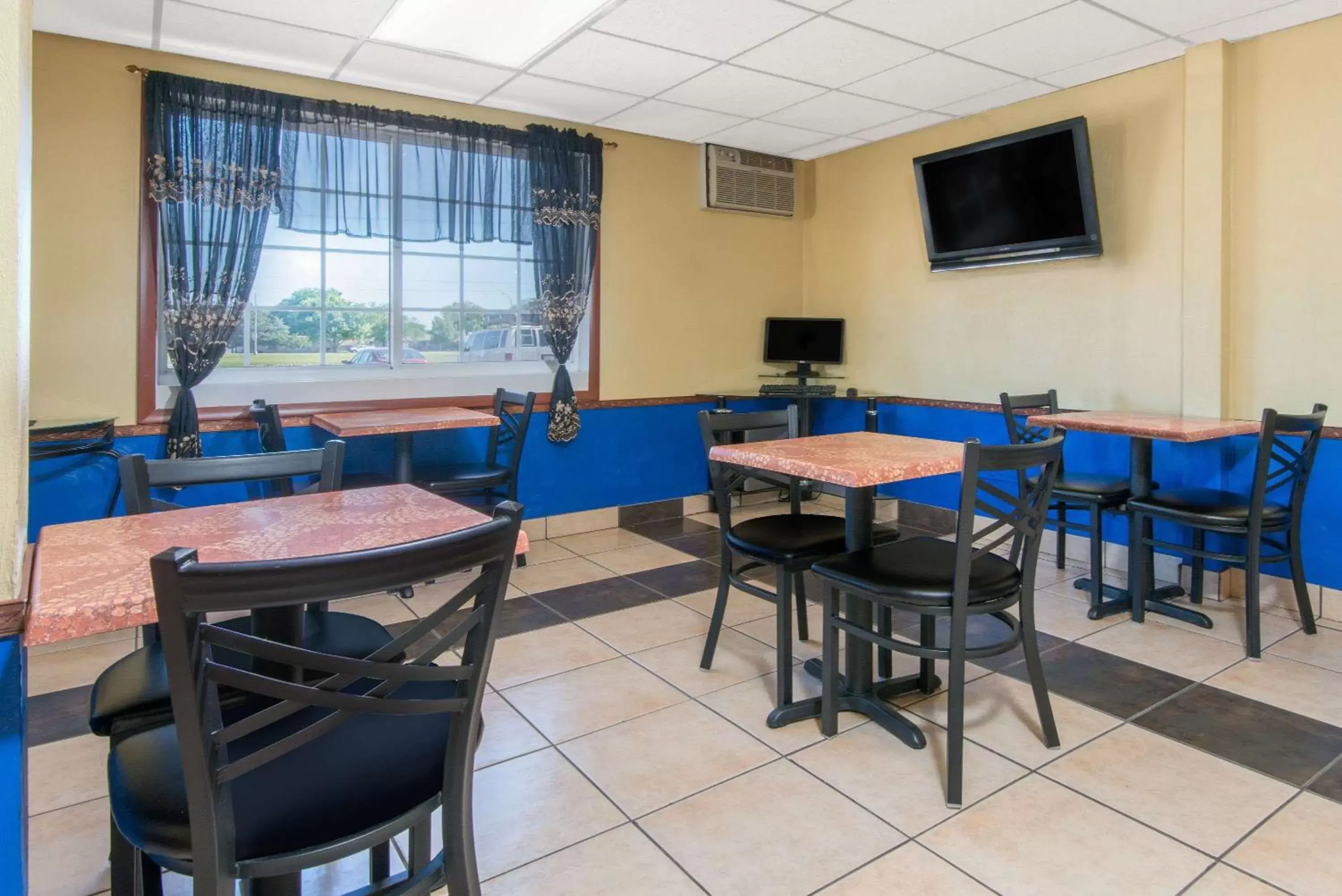 Restaurant/Places to Eat in Days Inn by Wyndham Great Bend