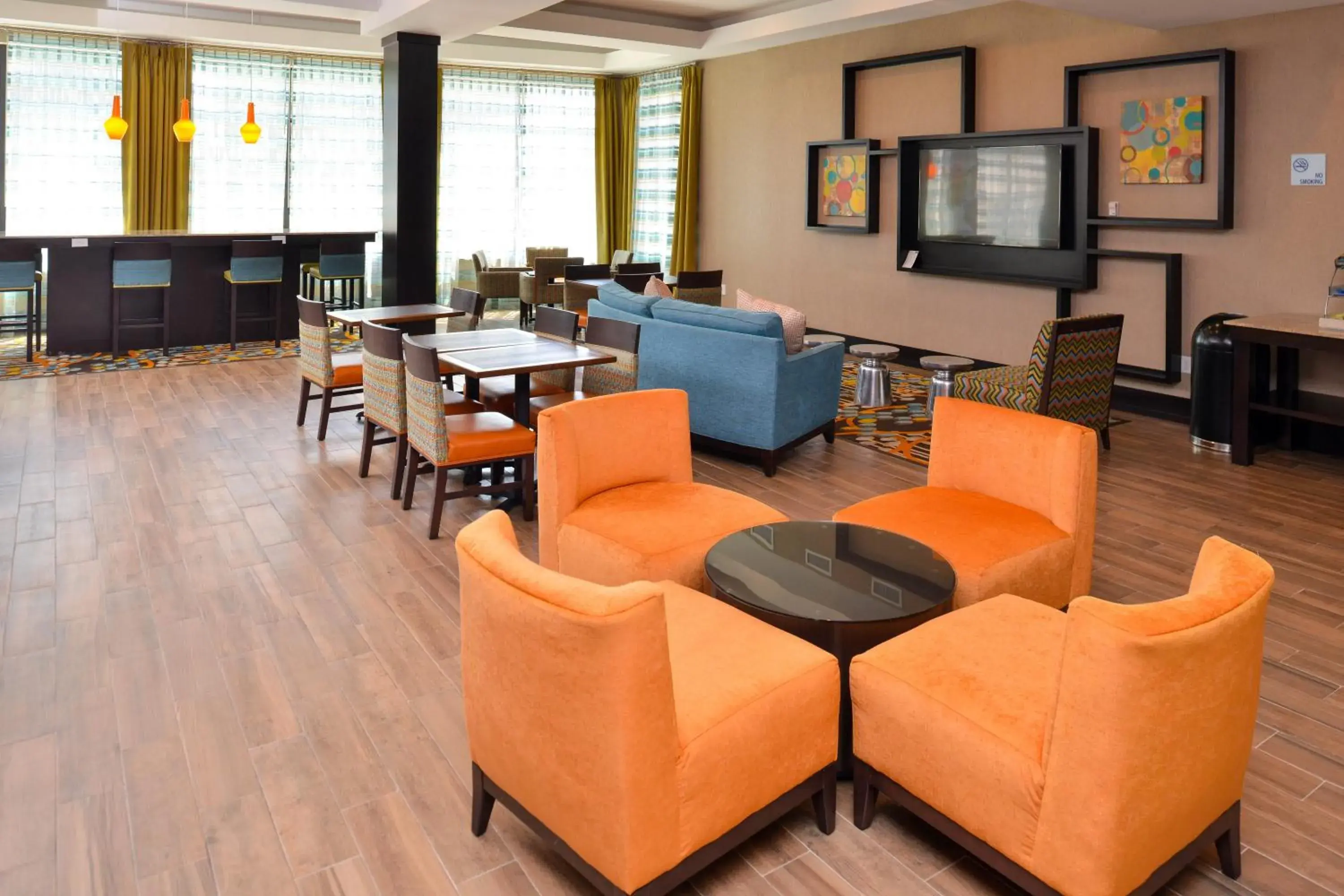 Property building, Lounge/Bar in Holiday Inn Express & Suites Austin South, an IHG Hotel