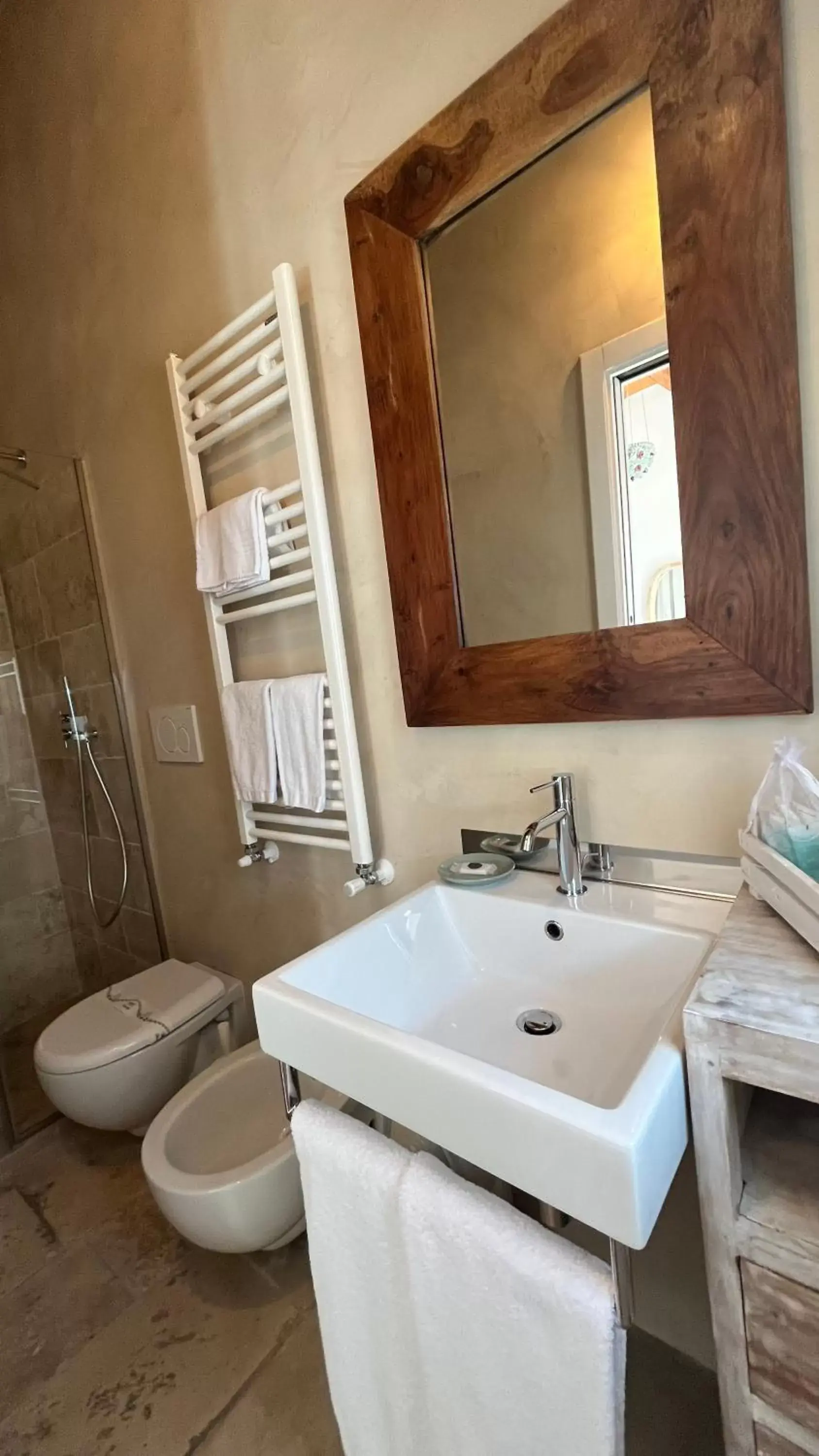 Bathroom in Antico Mondo Rooms & Suites