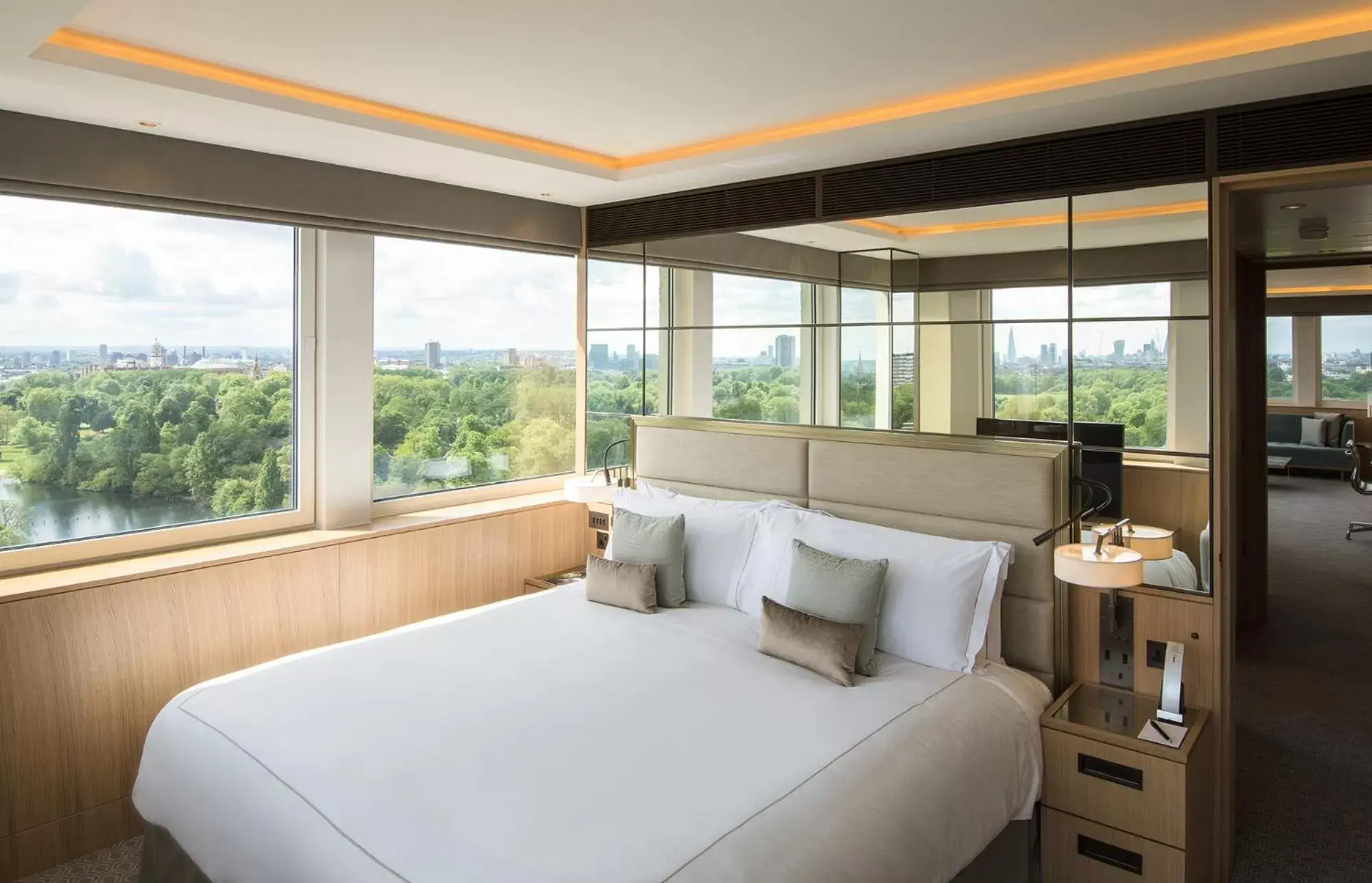 View (from property/room), Bed in Royal Lancaster London View (from property/room), Bed in Royal Lancaster London