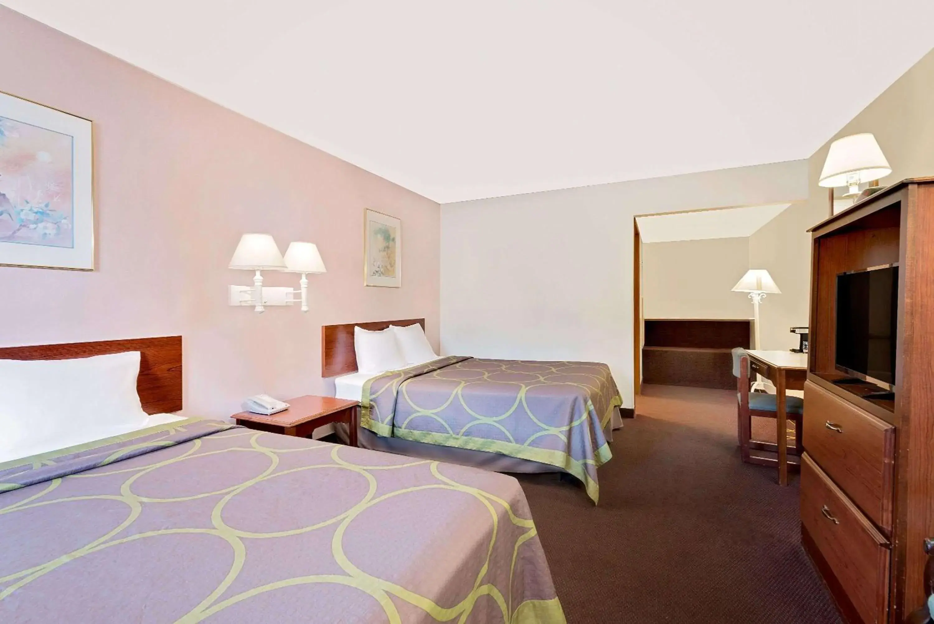 Photo of the whole room, Bed in Super 8 by Wyndham Keystone/Mt. Rushmore