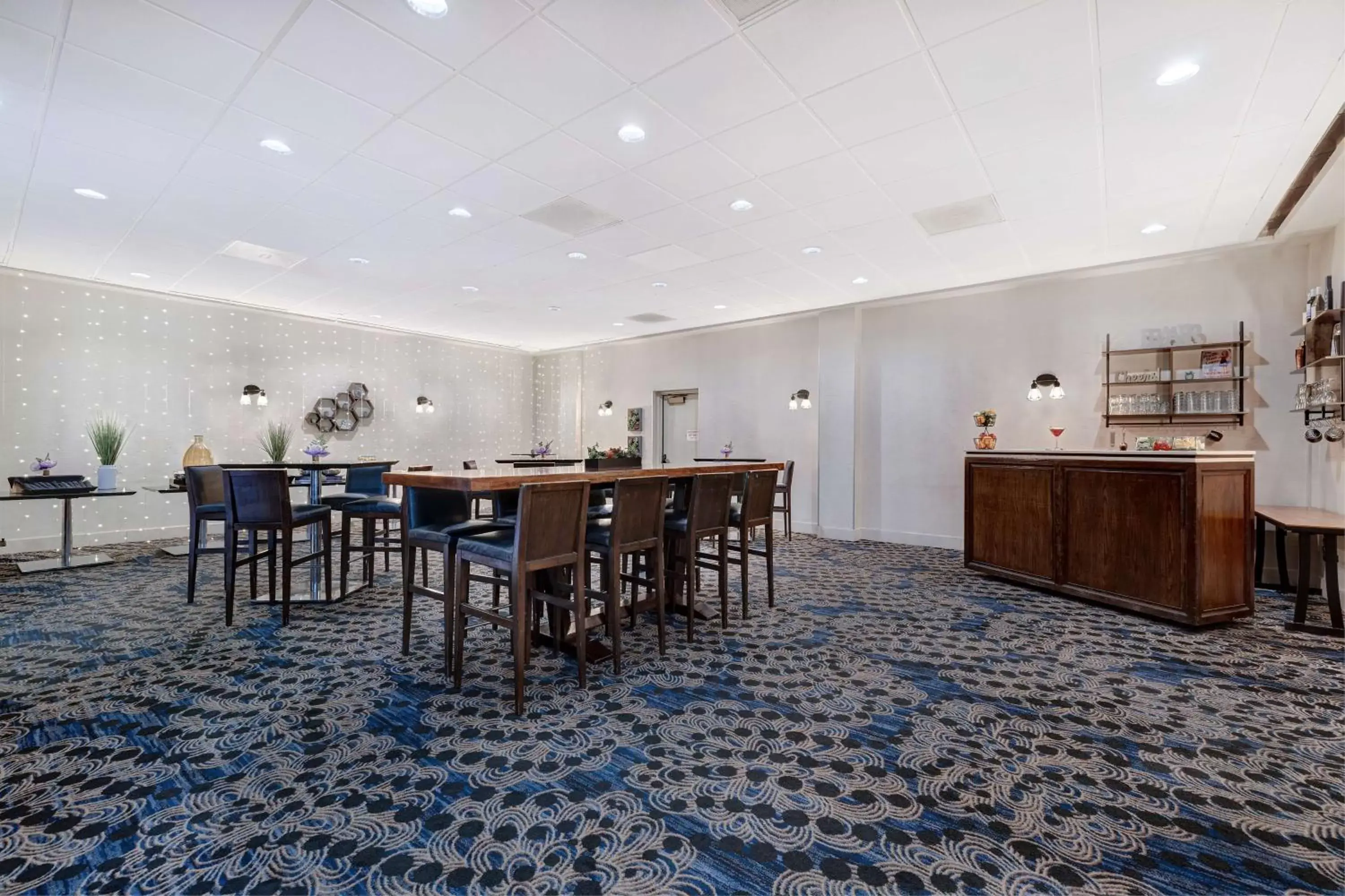 Lounge or bar in Embassy Suites by Hilton Santa Clara Silicon Valley