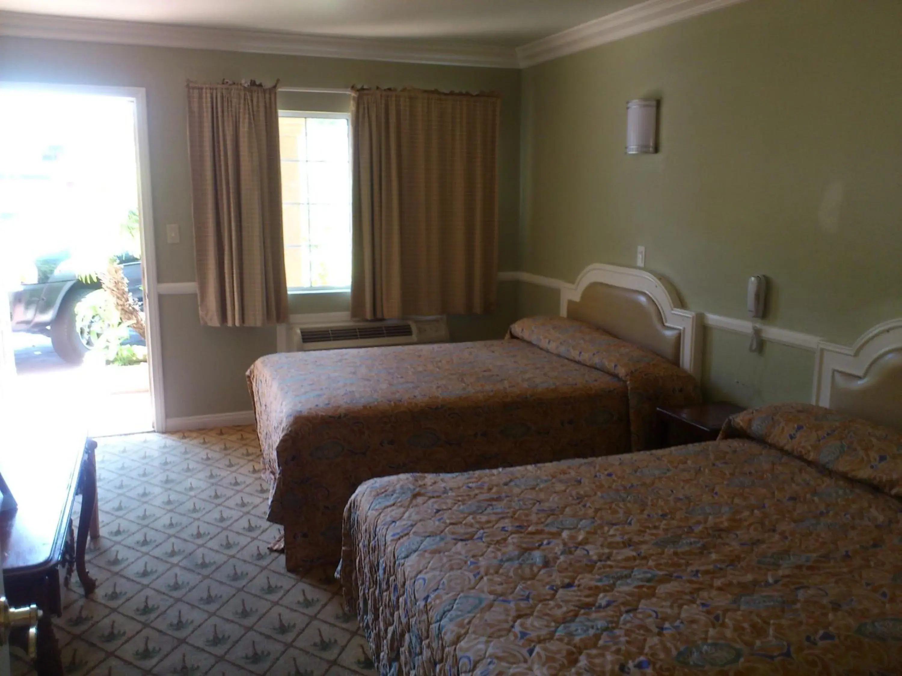Photo of the whole room, Bed in Santa Ana Travel Inn
