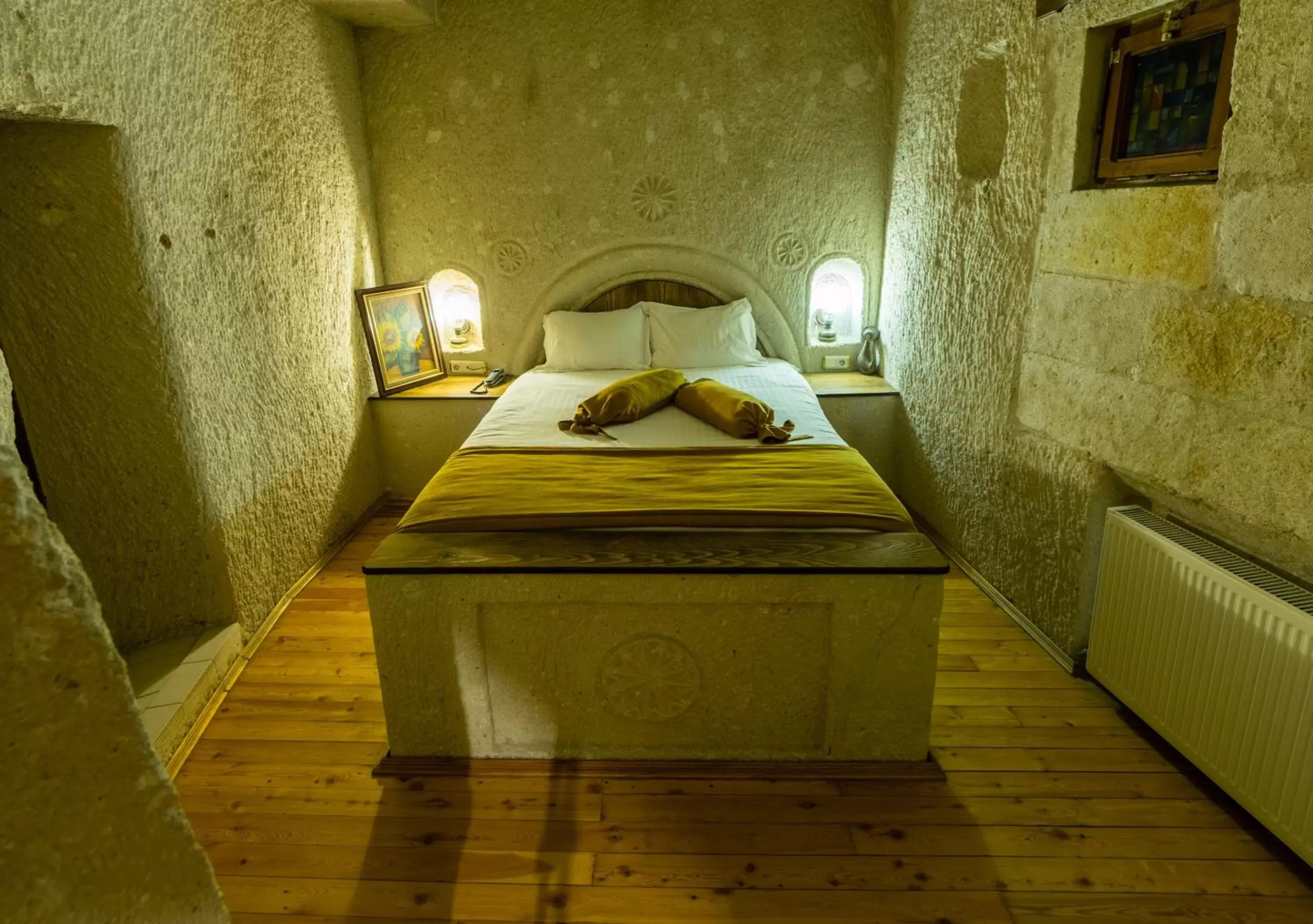 Spring, Bed in Elite Cave Suites