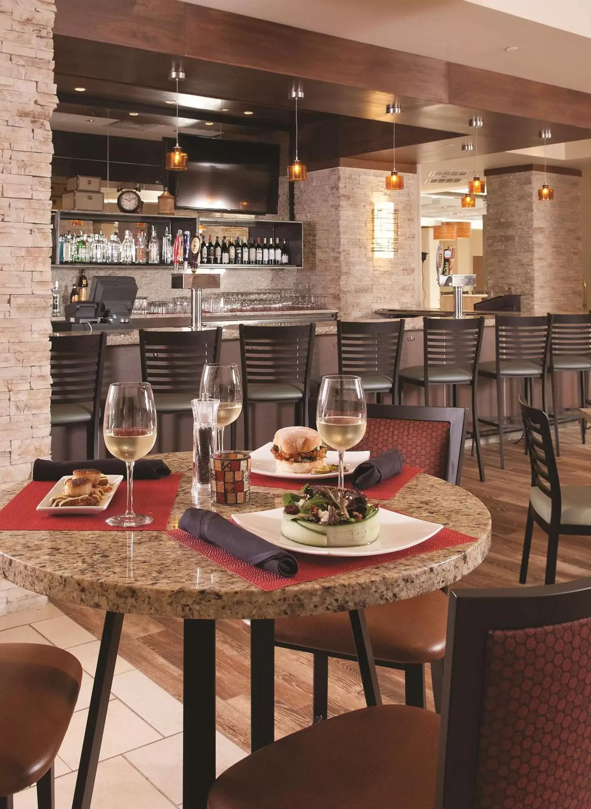 Lounge or bar, Restaurant/Places to Eat in Embassy Suites by Hilton Nashville Airport