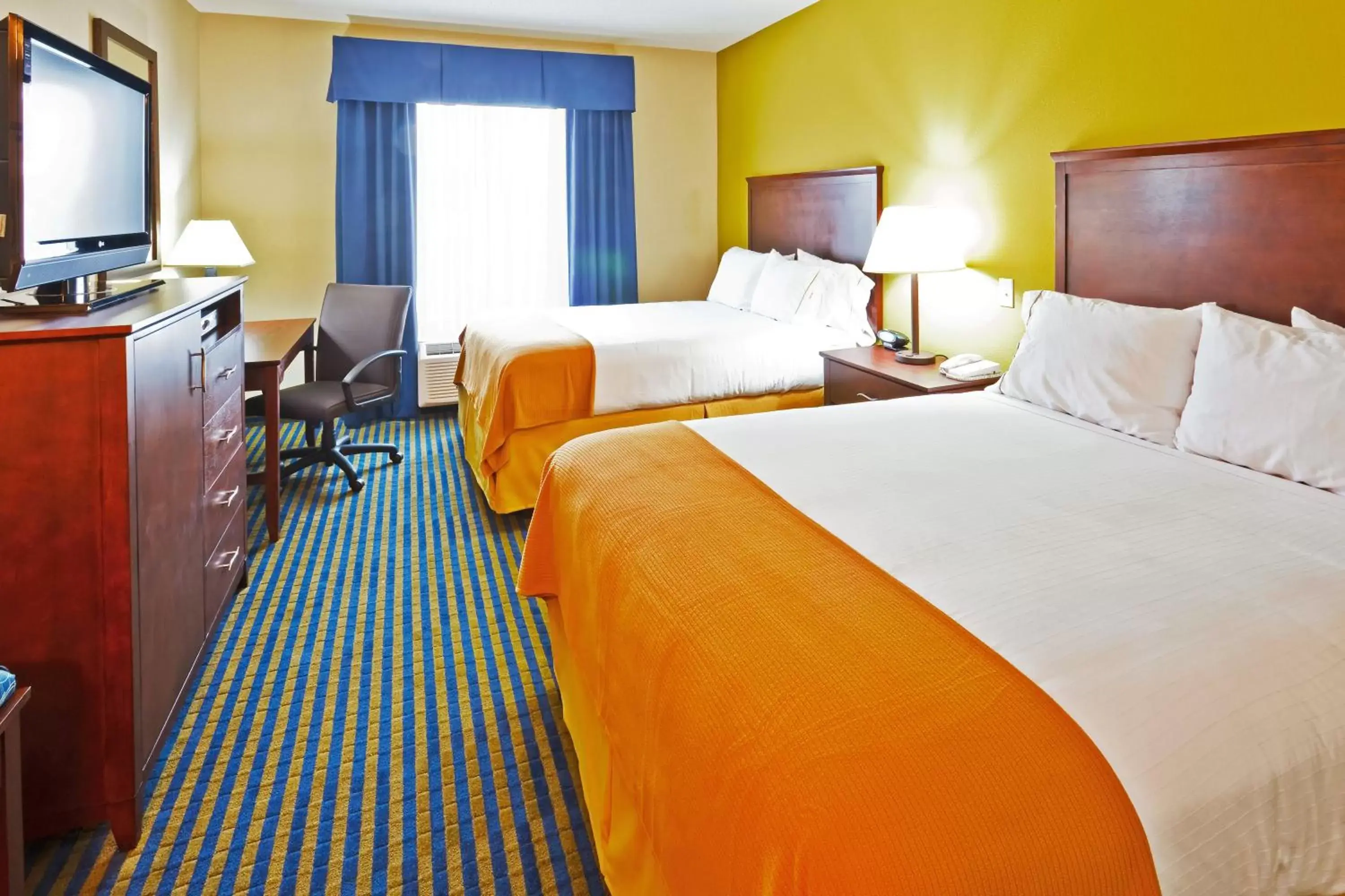 Photo of the whole room, Bed in Holiday Inn Express Hotel & Suites Ooltewah Springs - Chattanooga, an IHG Hotel