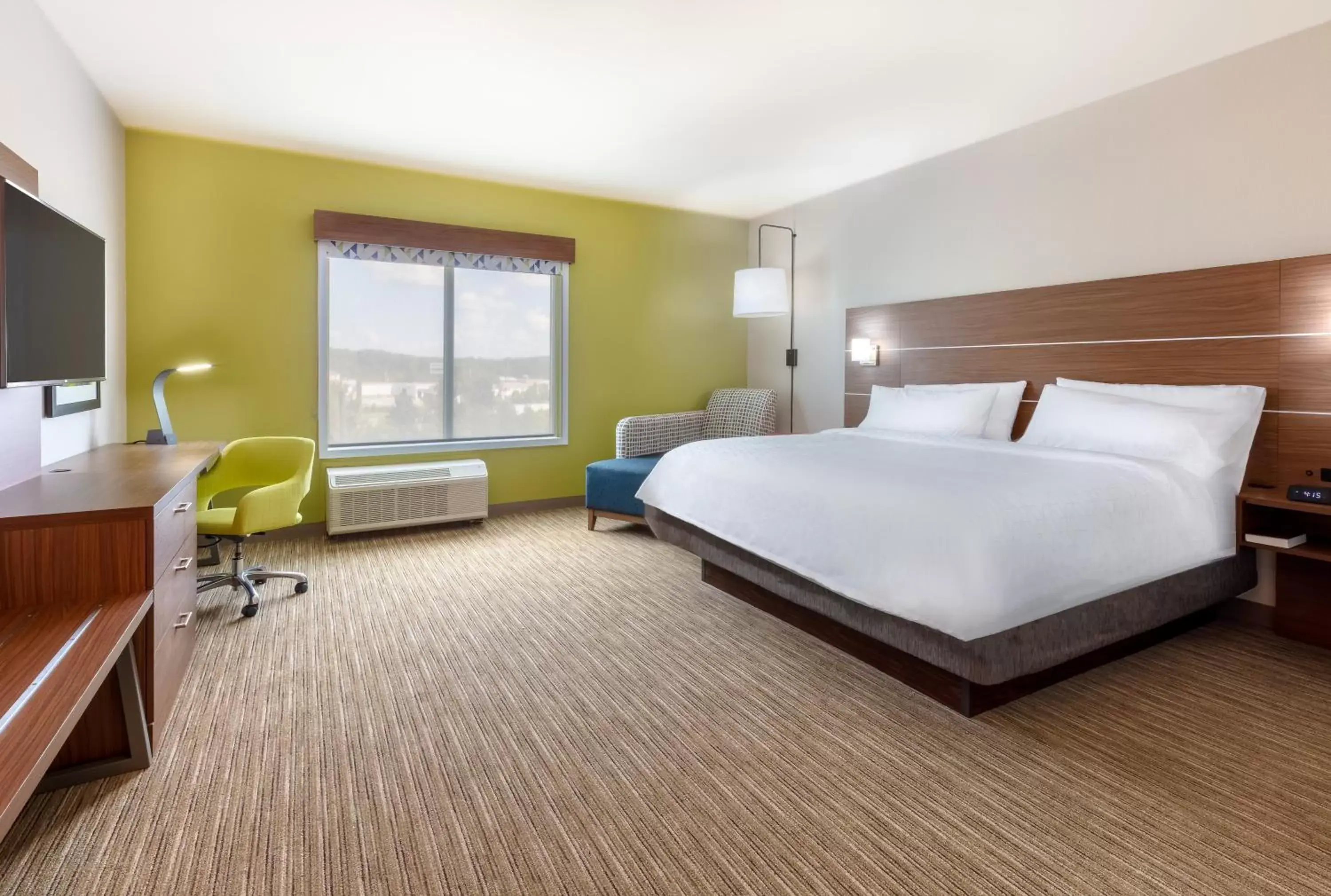 Photo of the whole room, Bed in Holiday Inn Express Calhoun South, an IHG Hotel