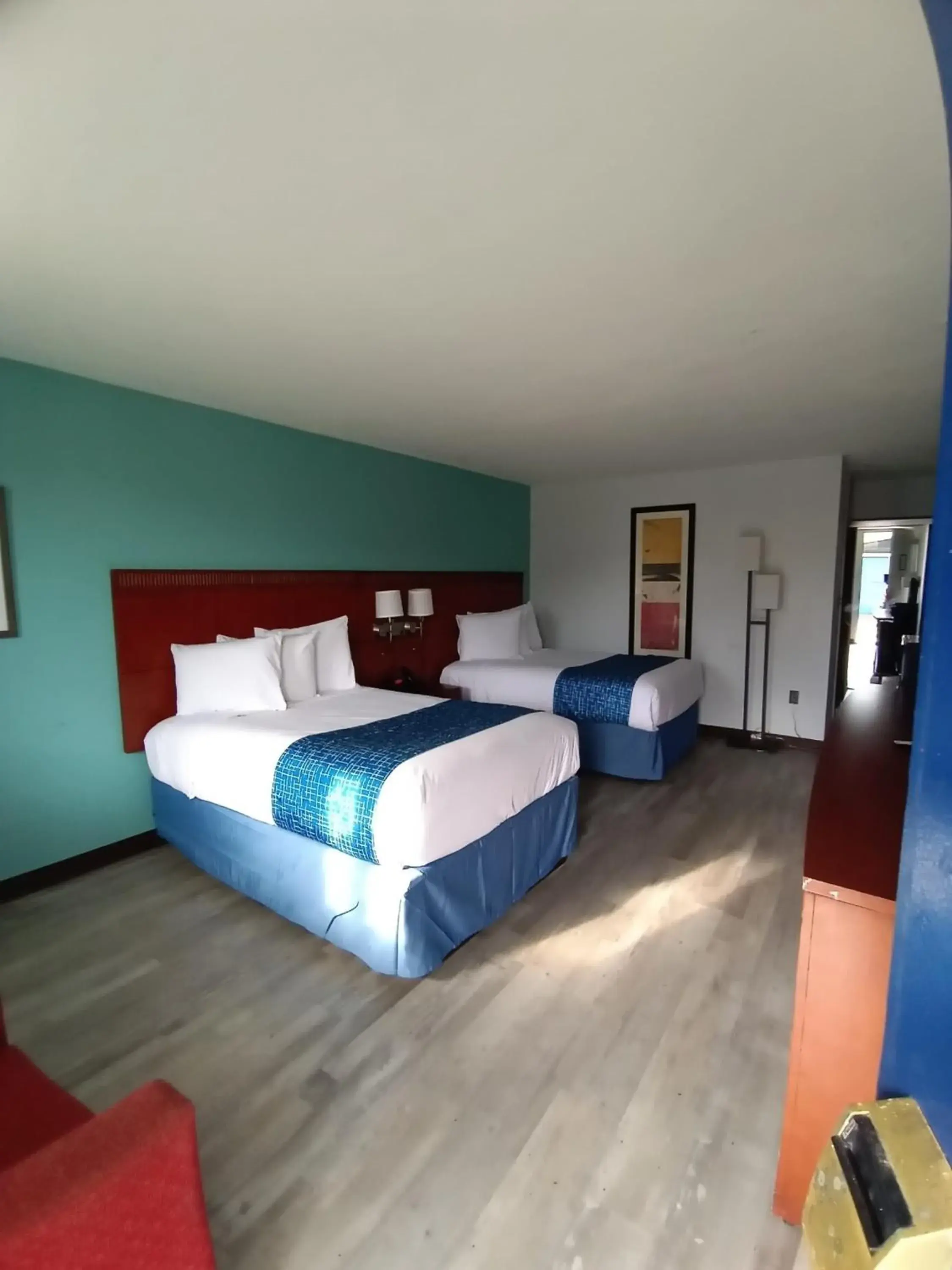 Photo of the whole room, Bed in Travelodge by Wyndham Petersburg