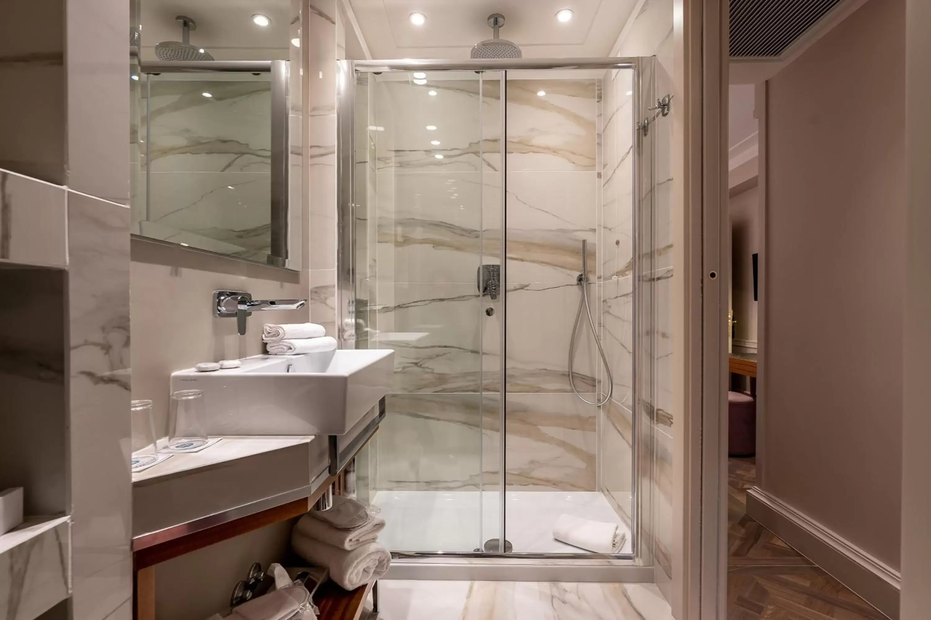 Shower, Bathroom in Hotel Smeraldo