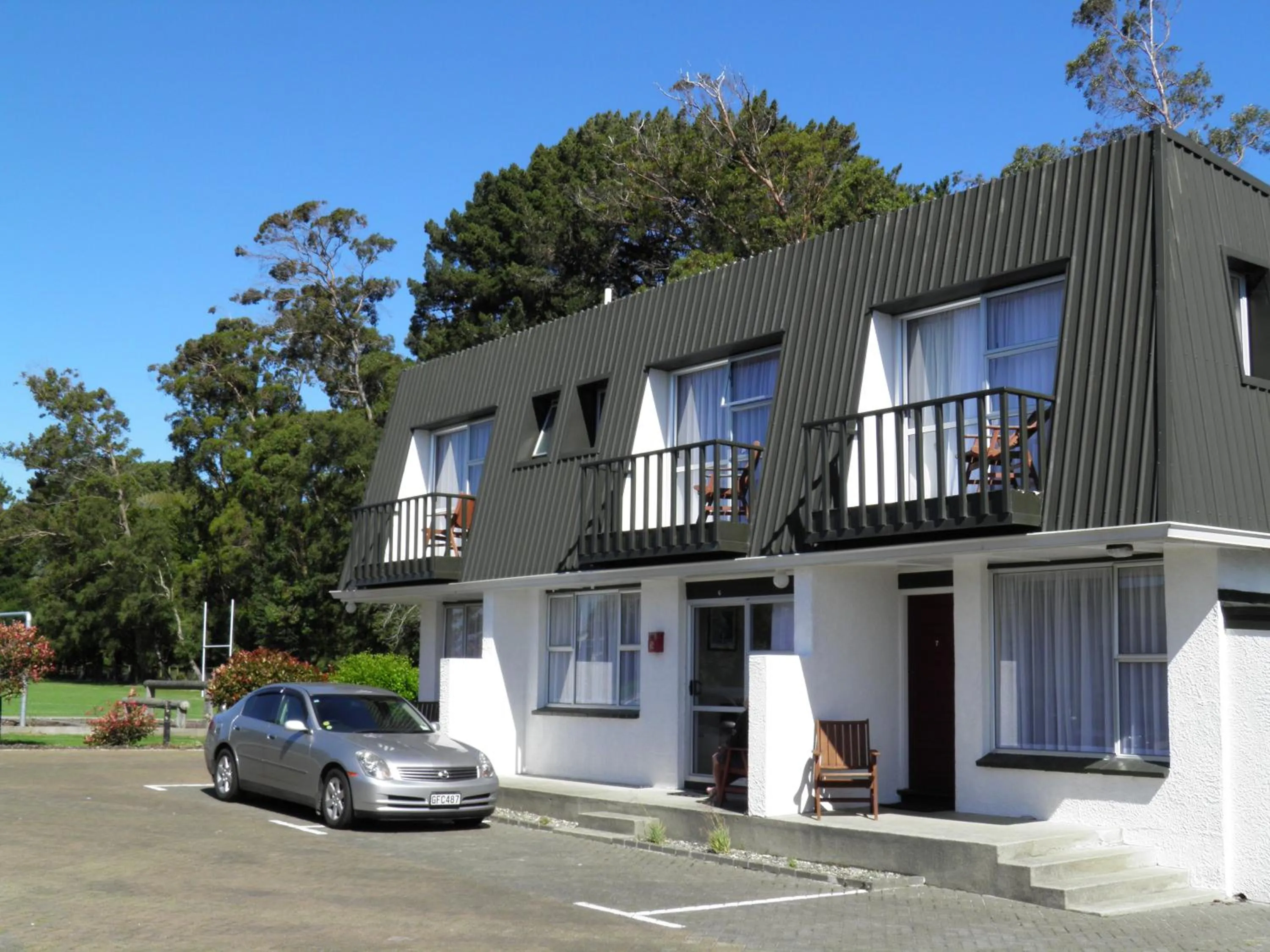 Facade/entrance in Queens Park Motels