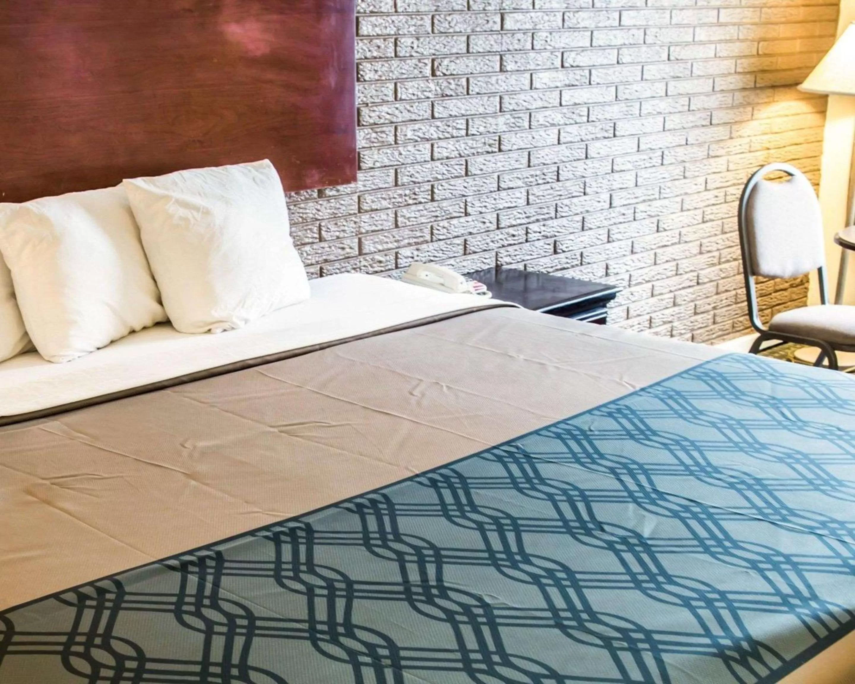 Photo of the whole room, Bed in Rodeway Inn & Suites Wilmington North