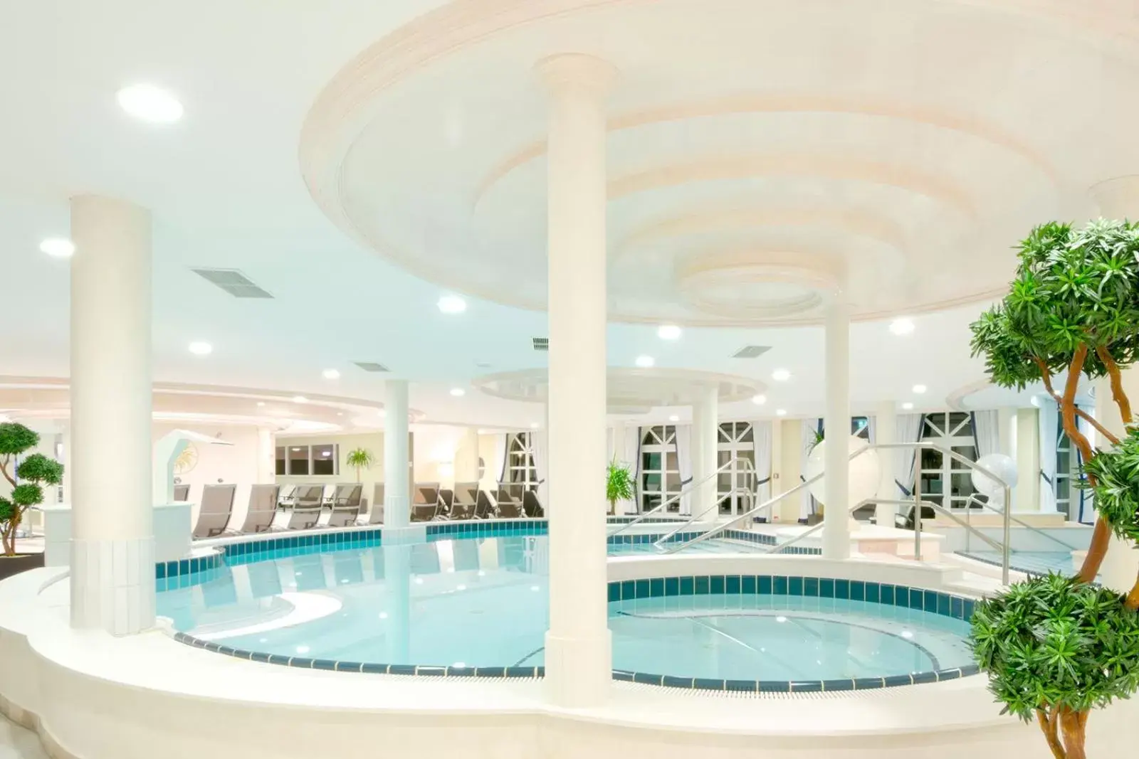 Spa and wellness centre/facilities, Swimming Pool in Steigenberger Hotel Der Sonnenhof