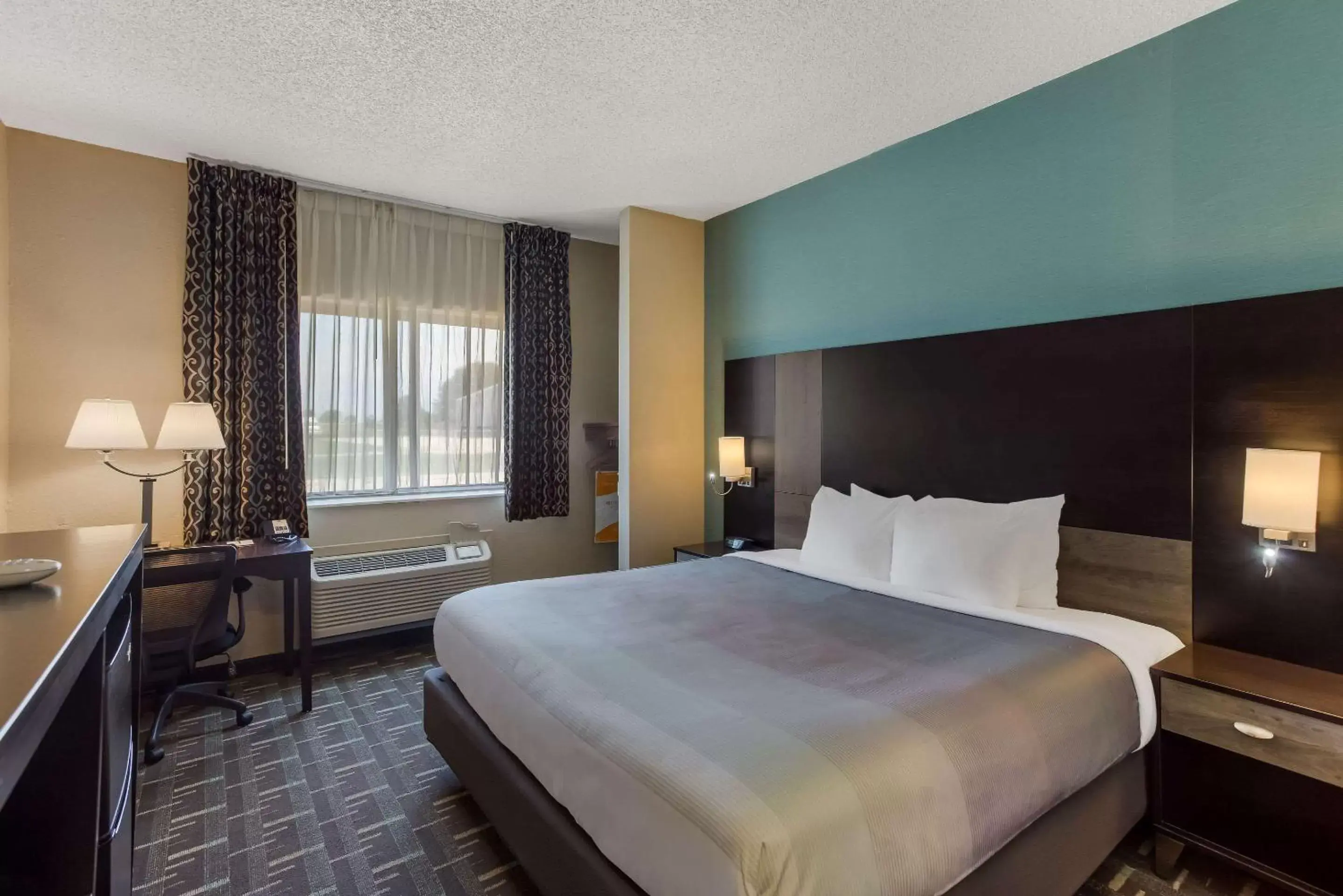 Bedroom, Bed in Quality Inn Galesburg near US Highway 34 and I-74