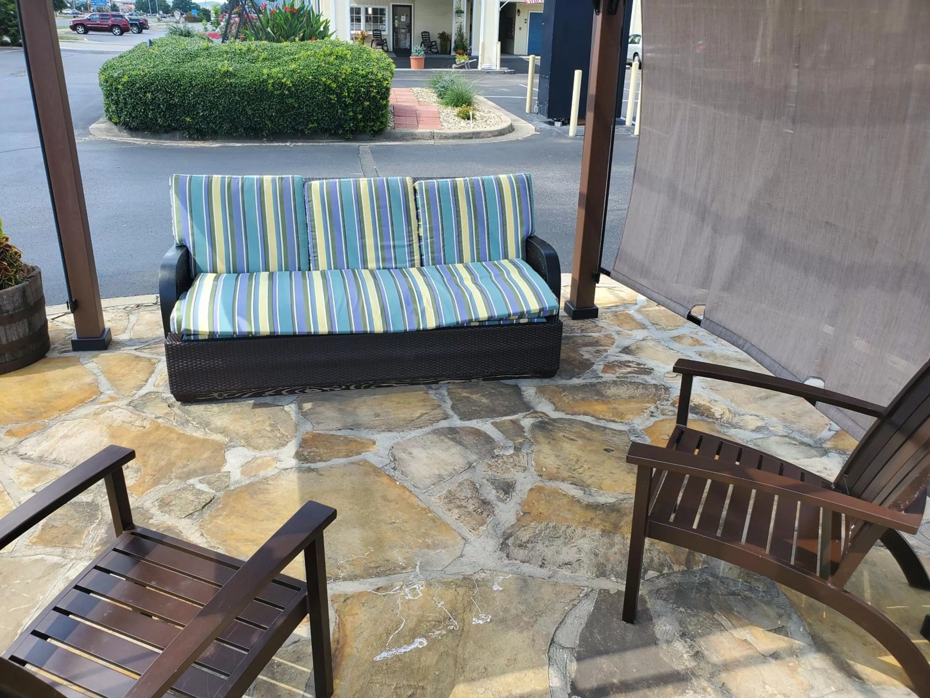 Patio, Seating Area in Colonial House Motel