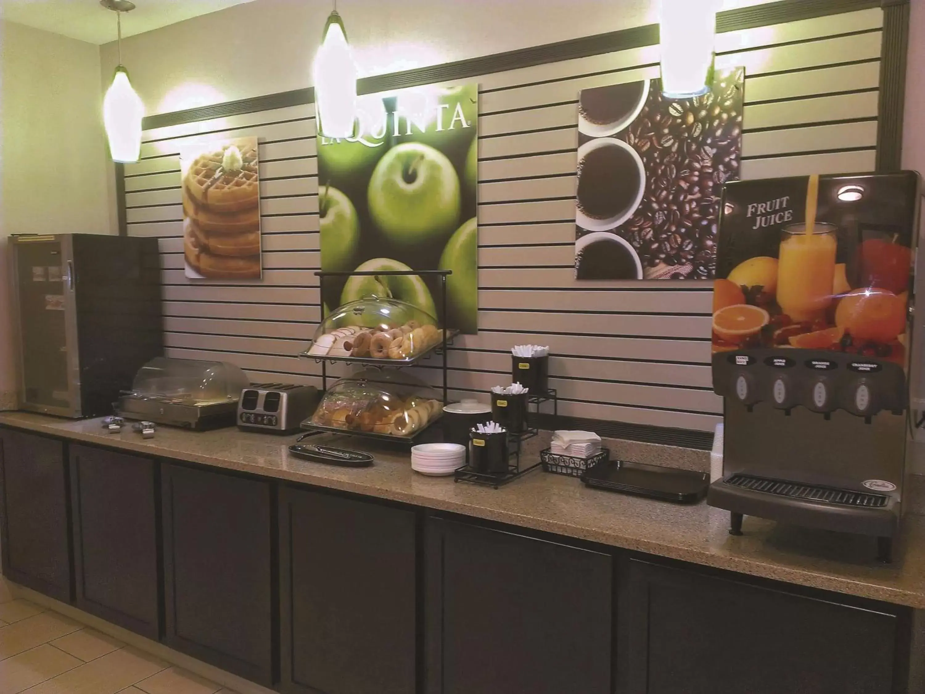 Restaurant/places to eat, Food in La Quinta Inn by Wyndham Lincoln