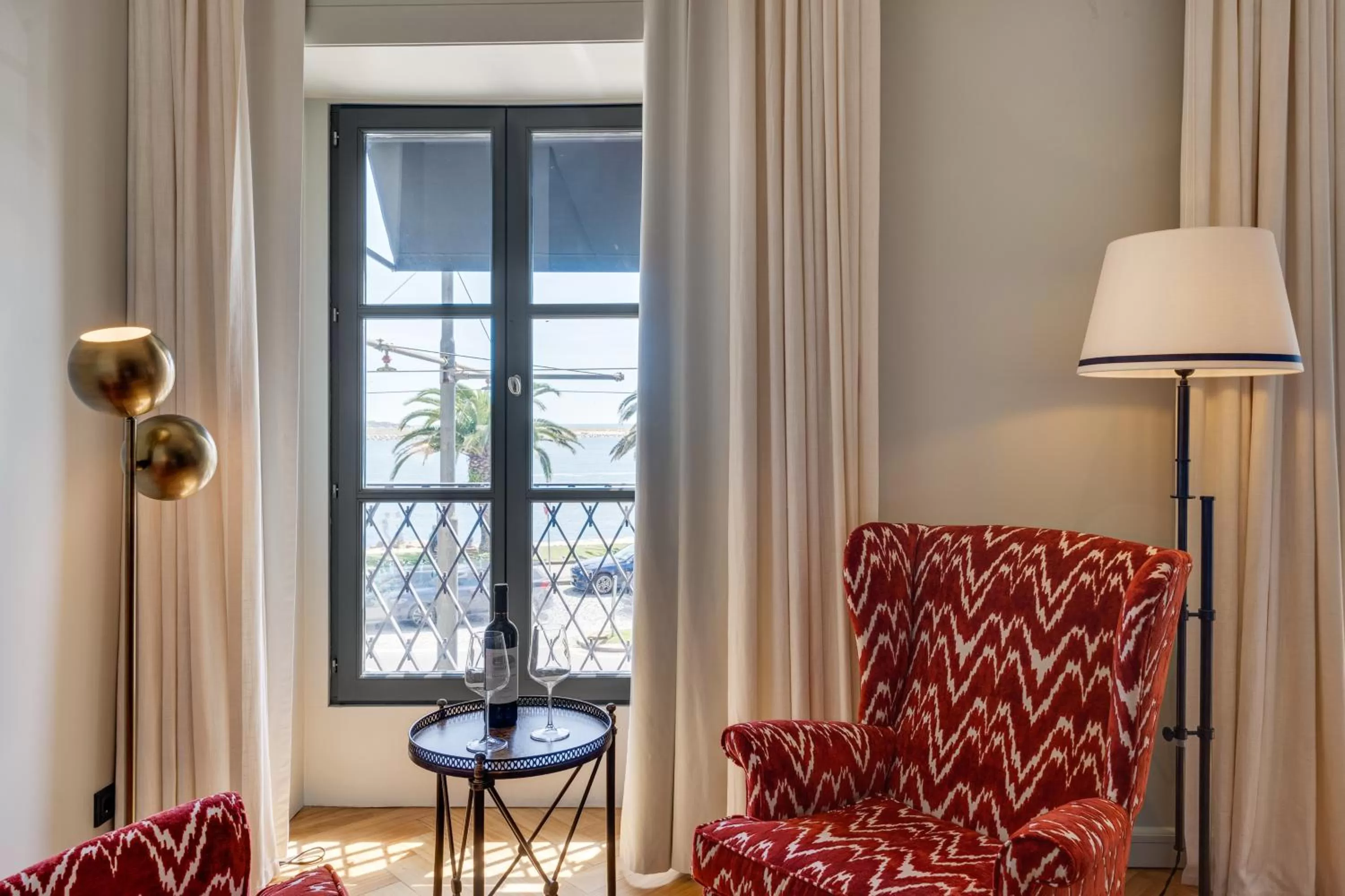 Seating Area in Portie Deluxe Suites by DA'HOME