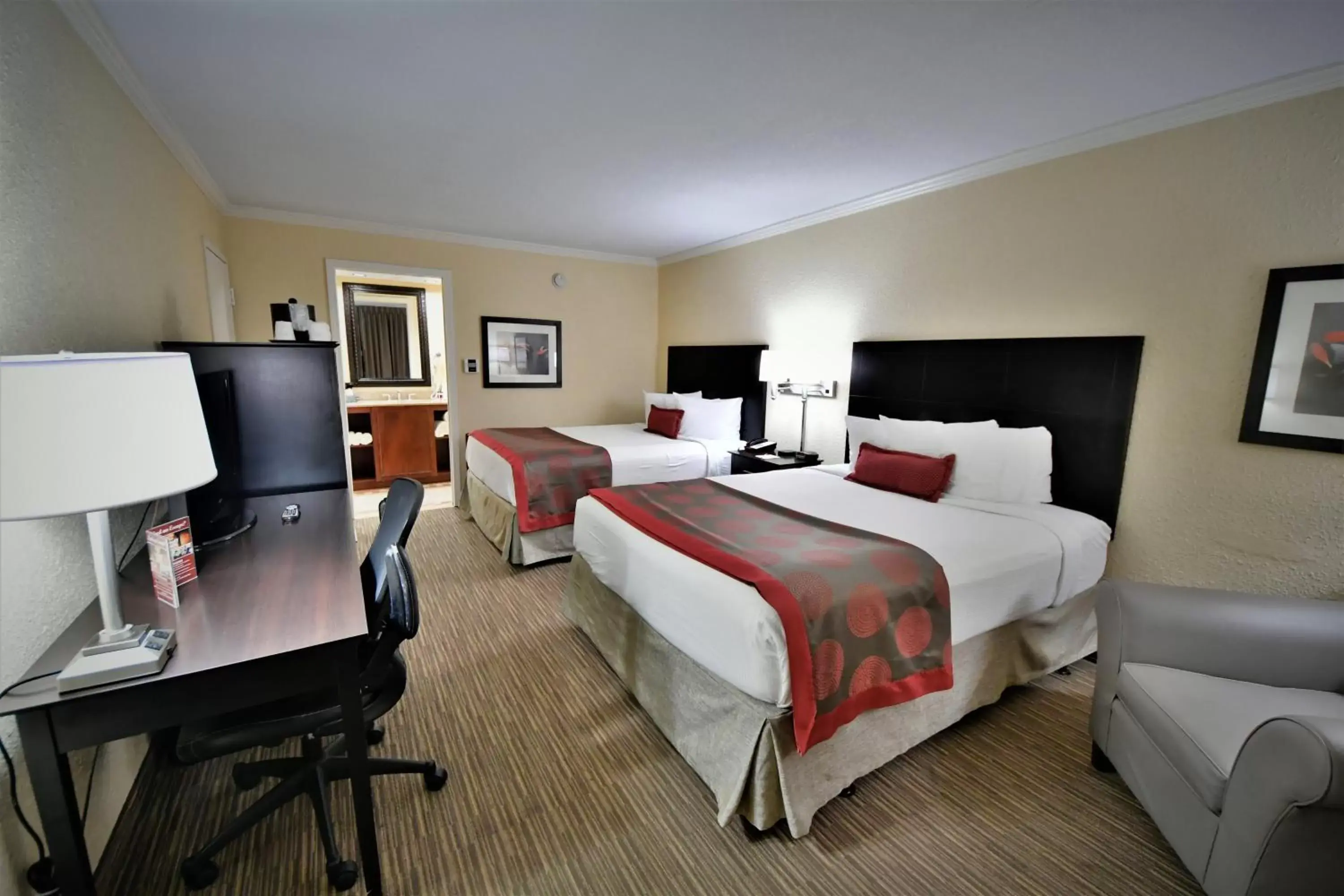 Bedroom in Ramada by Wyndham Jacksonville Hotel & Conference Center