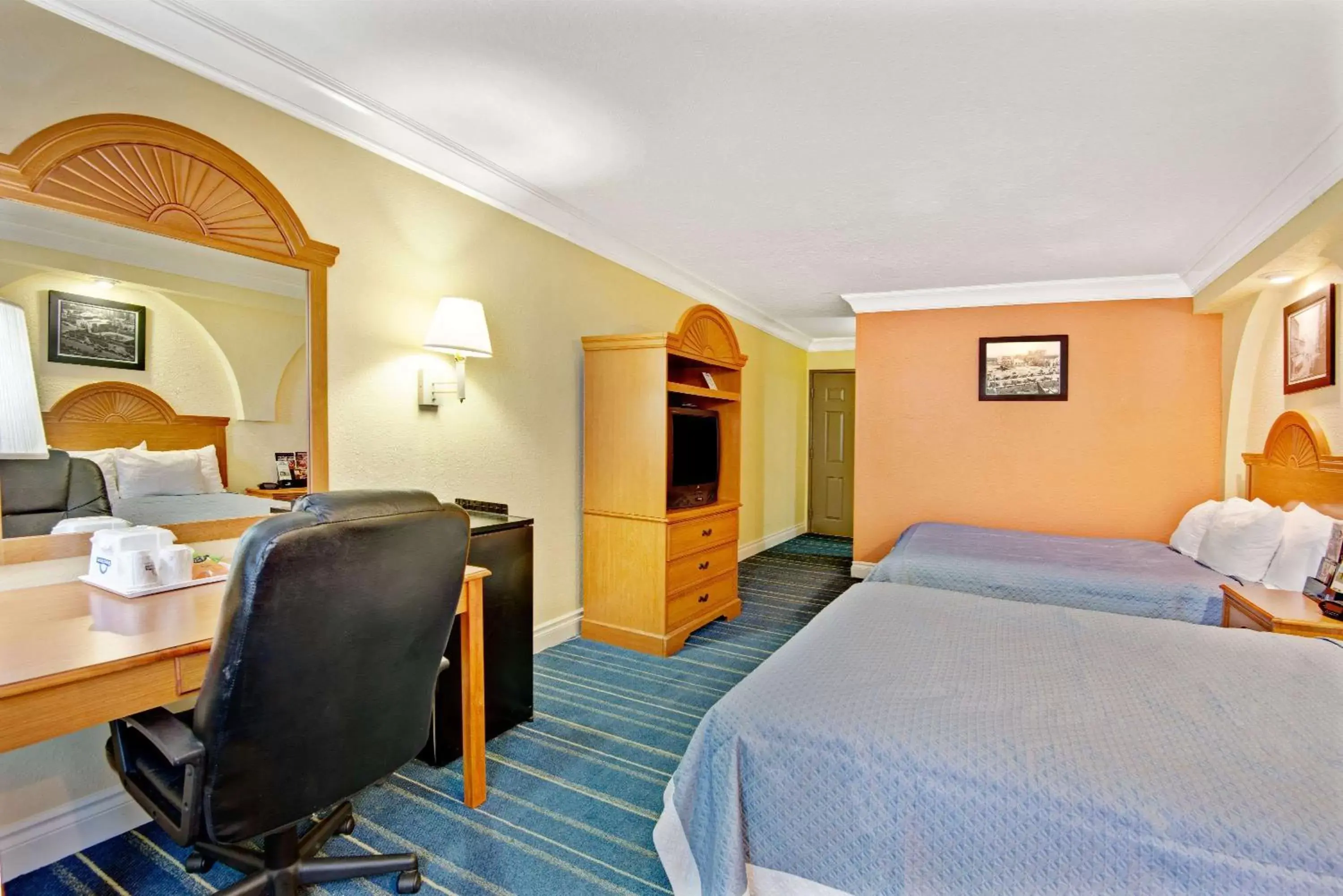 Photo of the whole room, Bed in Days Inn by Wyndham San Antonio Airport