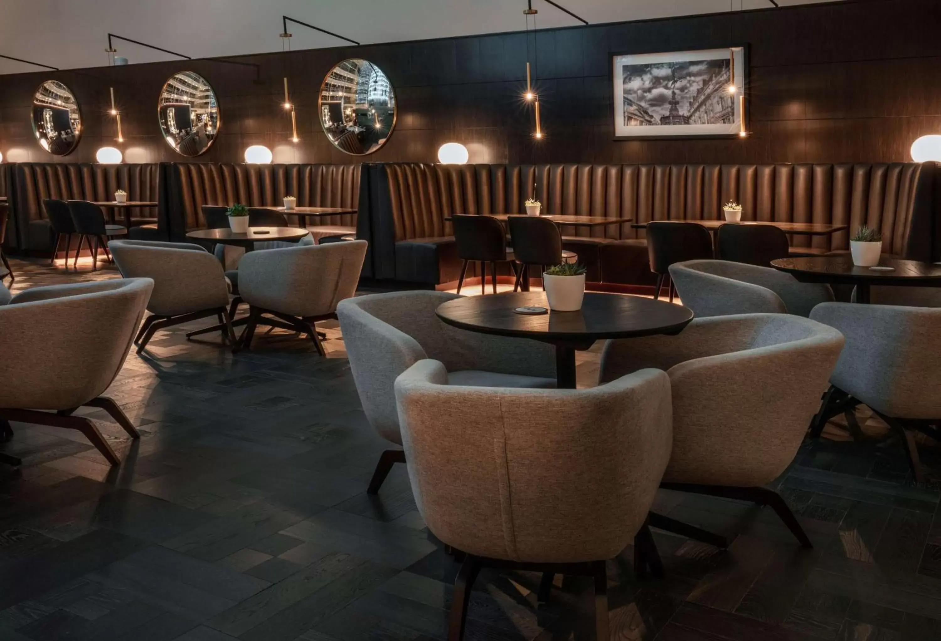 Lounge or bar, Restaurant/Places to Eat in Radisson Blu Hotel London Stansted Airport