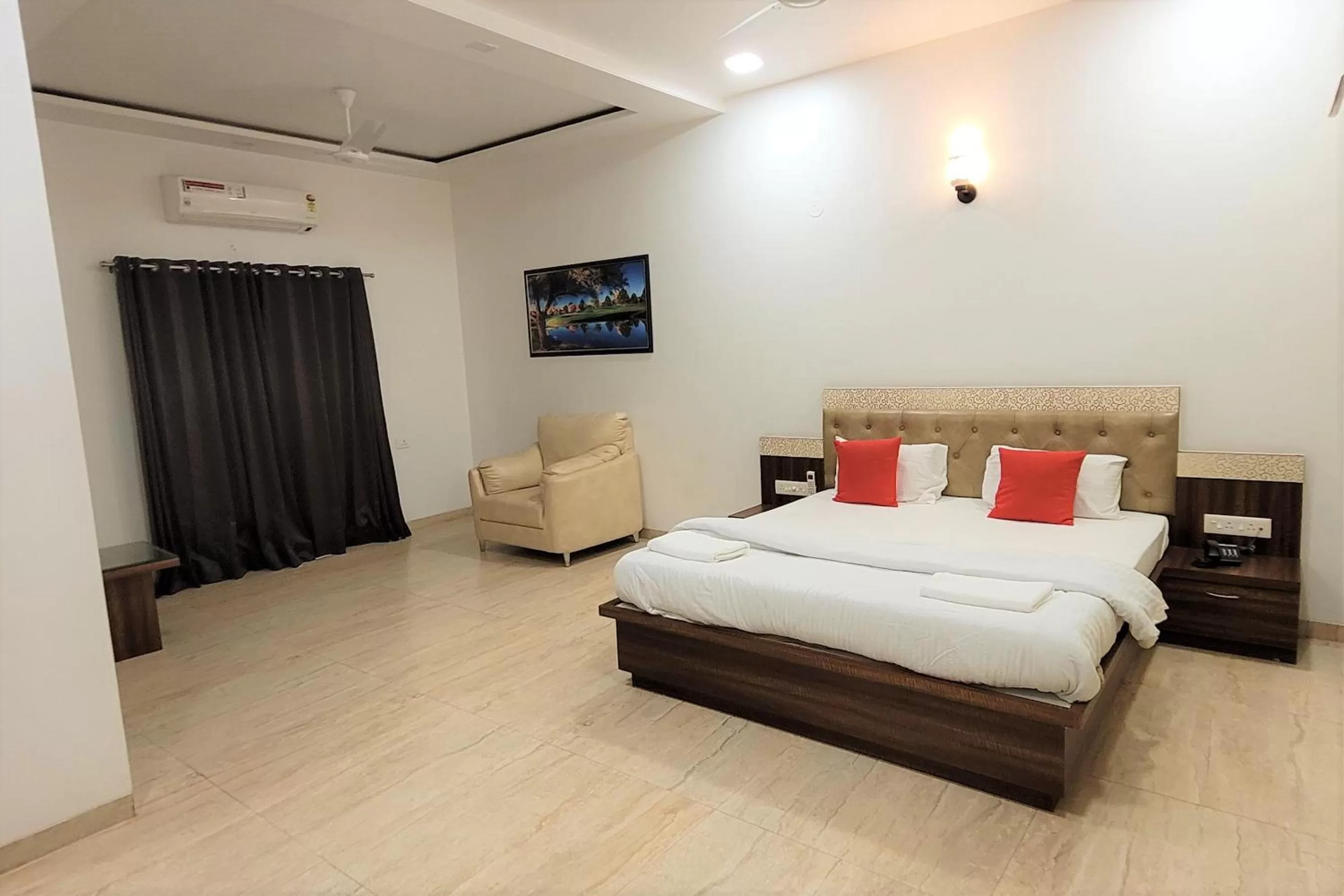 Photo of the whole room, Bed in Hotel Om Inn - Talegaon Dabhade