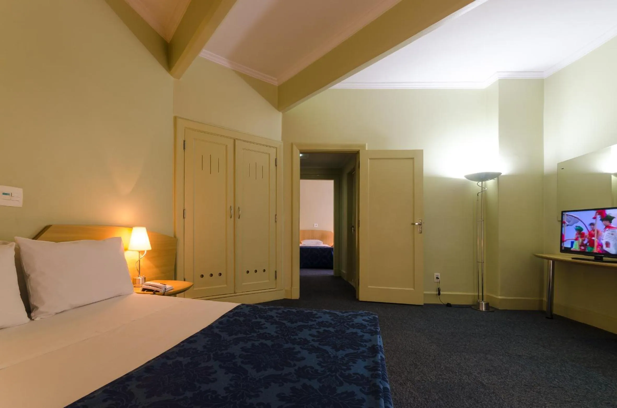 Photo of the whole room, Bed in San Raphael Hotel