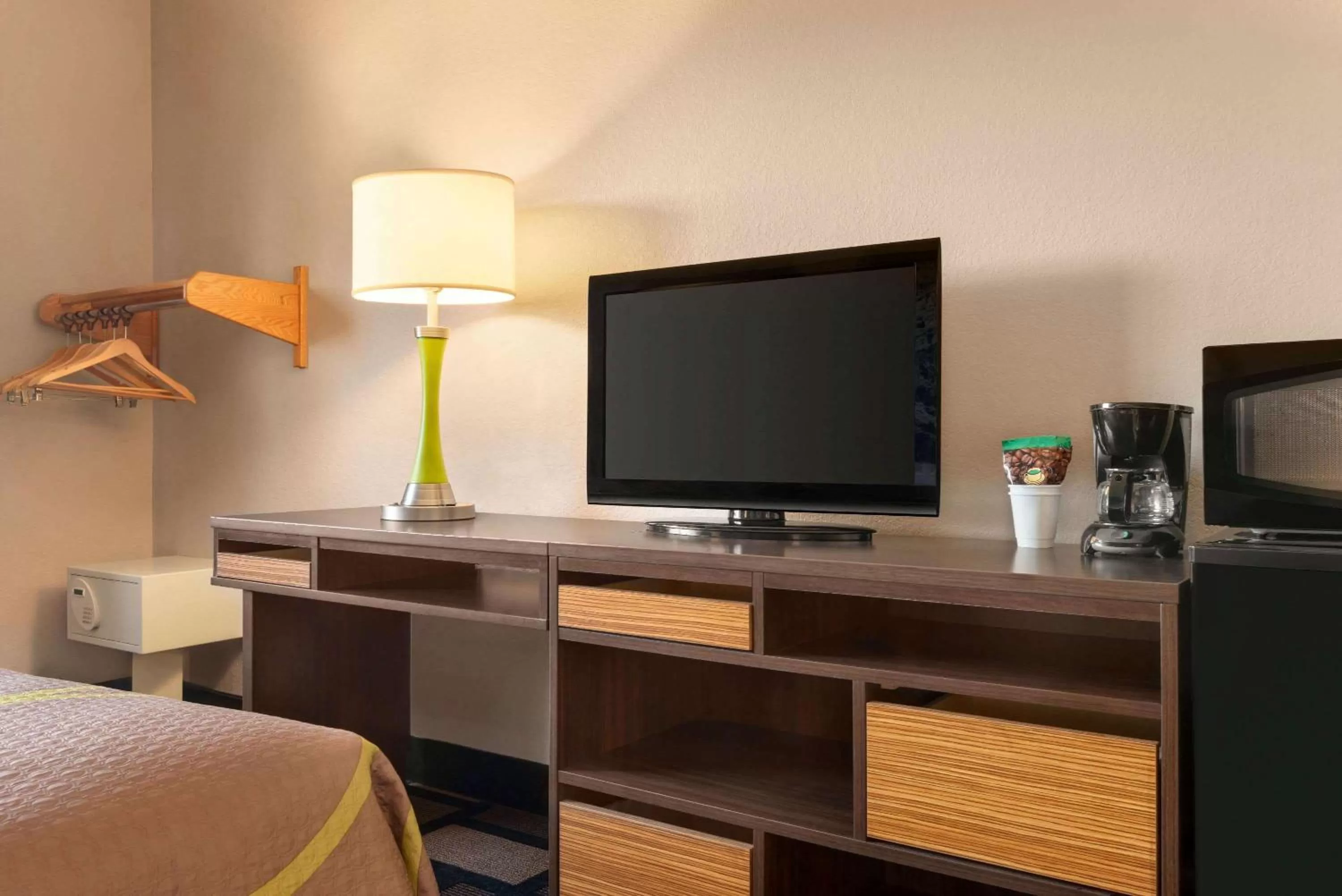 Photo of the whole room in Super 8 by Wyndham Akron S/Green/Uniontown OH